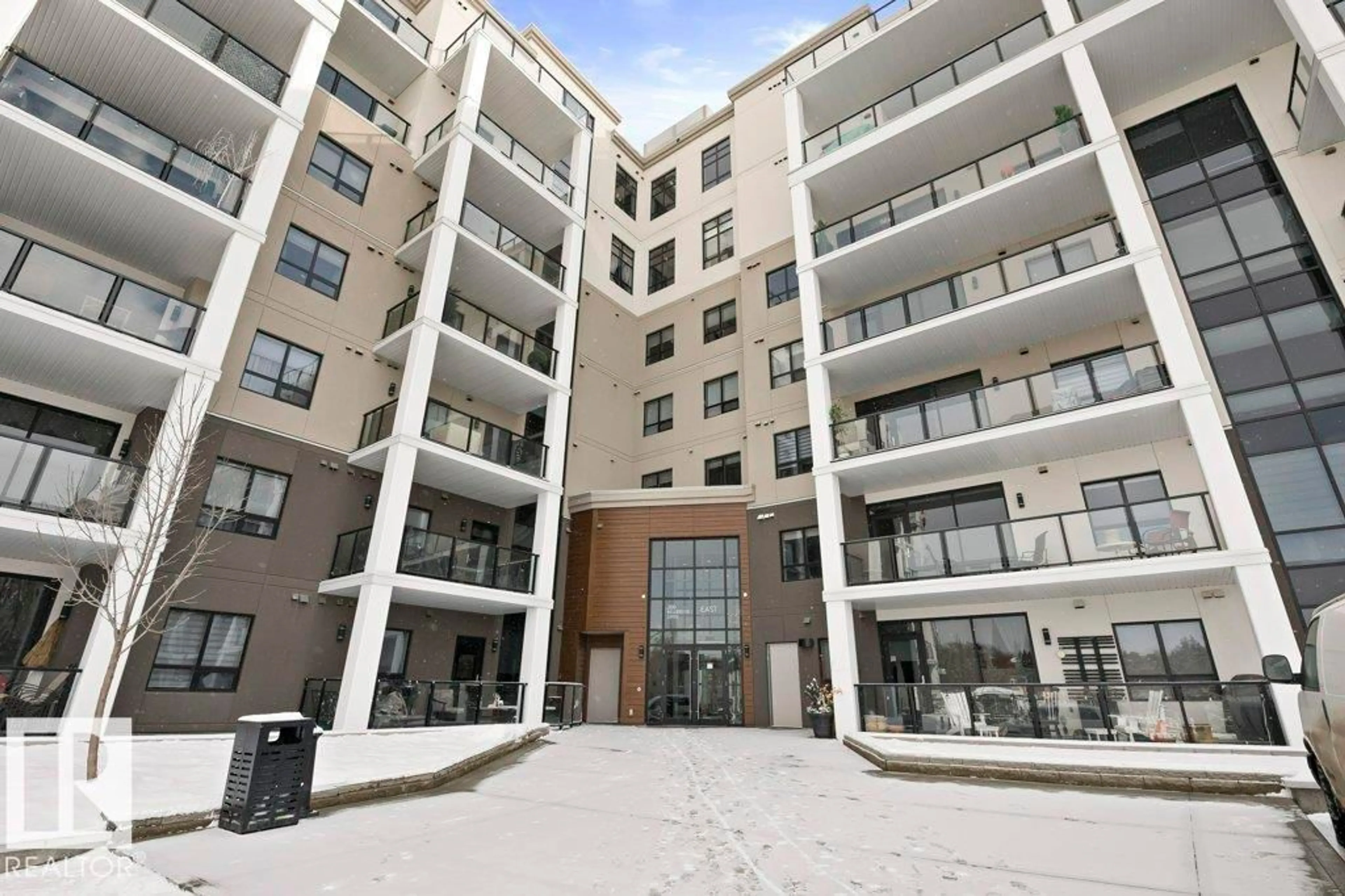 Patio, building for 200 - 930 BELLEROSE DR, St. Albert Alberta T8N7P7