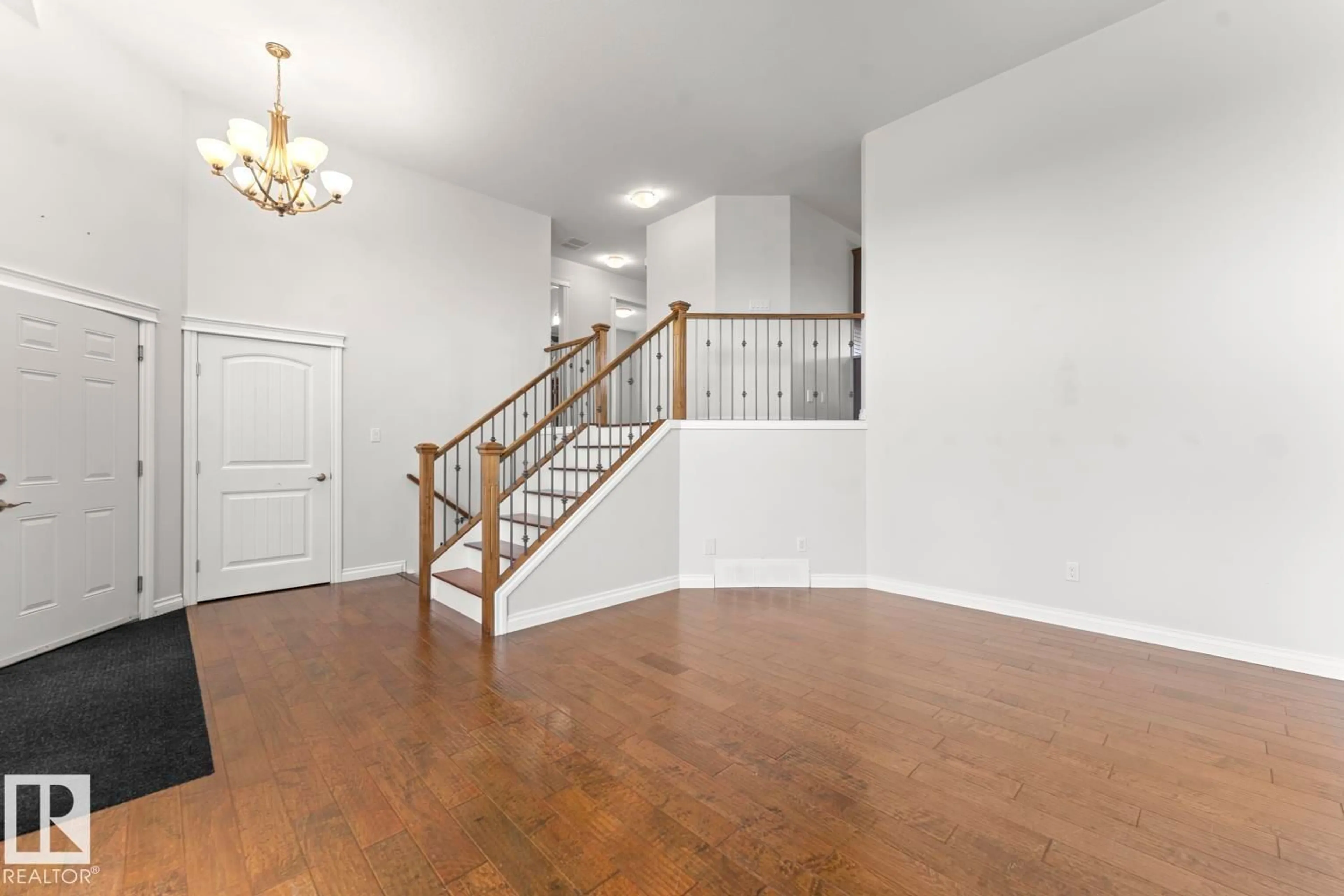 Indoor foyer for 2905 GOLDENROD GA, Cold Lake Alberta T9M0E1