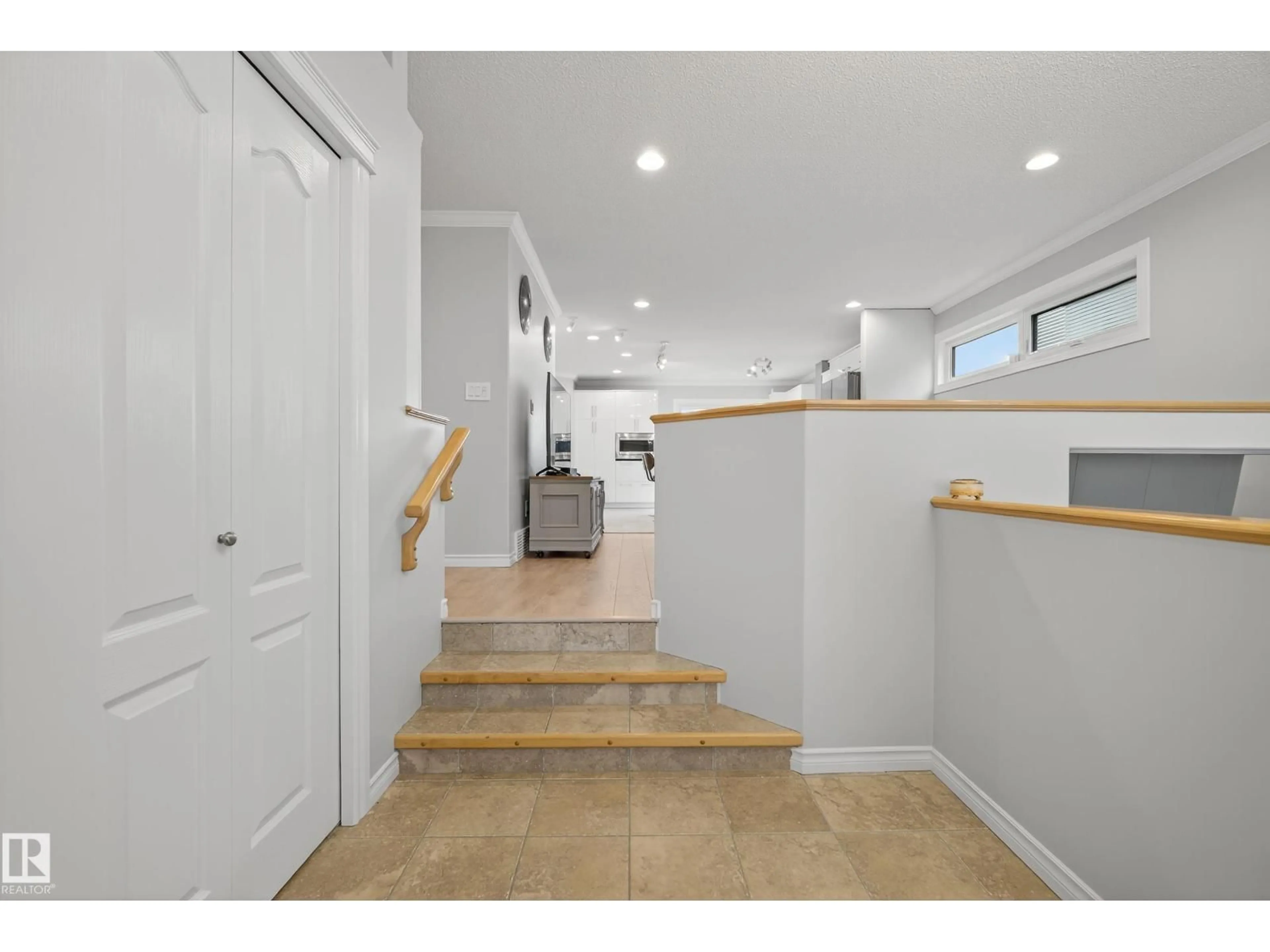 Indoor entryway for 8 CHAPLIN LN, Sherwood Park Alberta T8H0B1