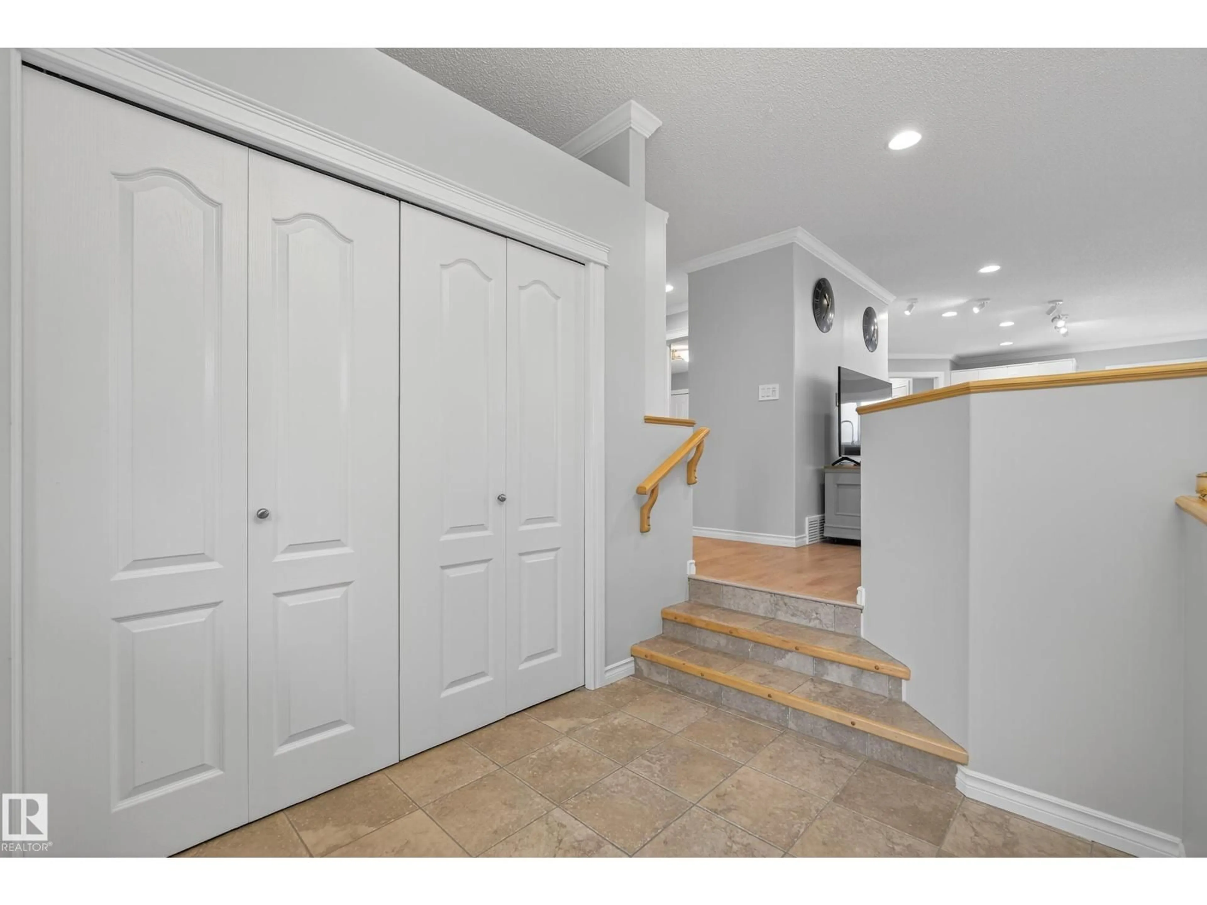 Indoor entryway for 8 CHAPLIN LN, Sherwood Park Alberta T8H0B1
