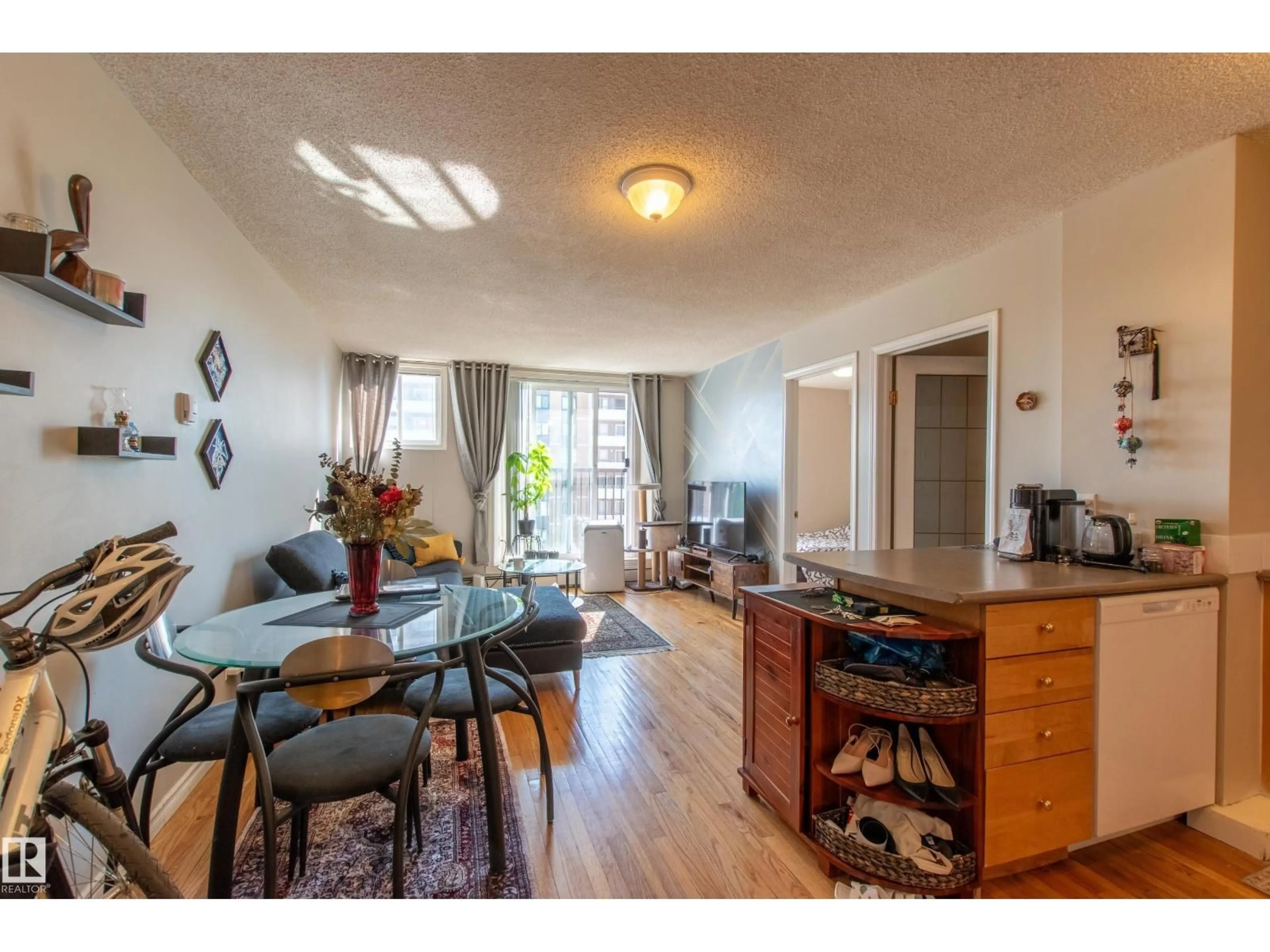 A pic of a room for 9730 - 805 106 ST, Edmonton Alberta T5K1B7