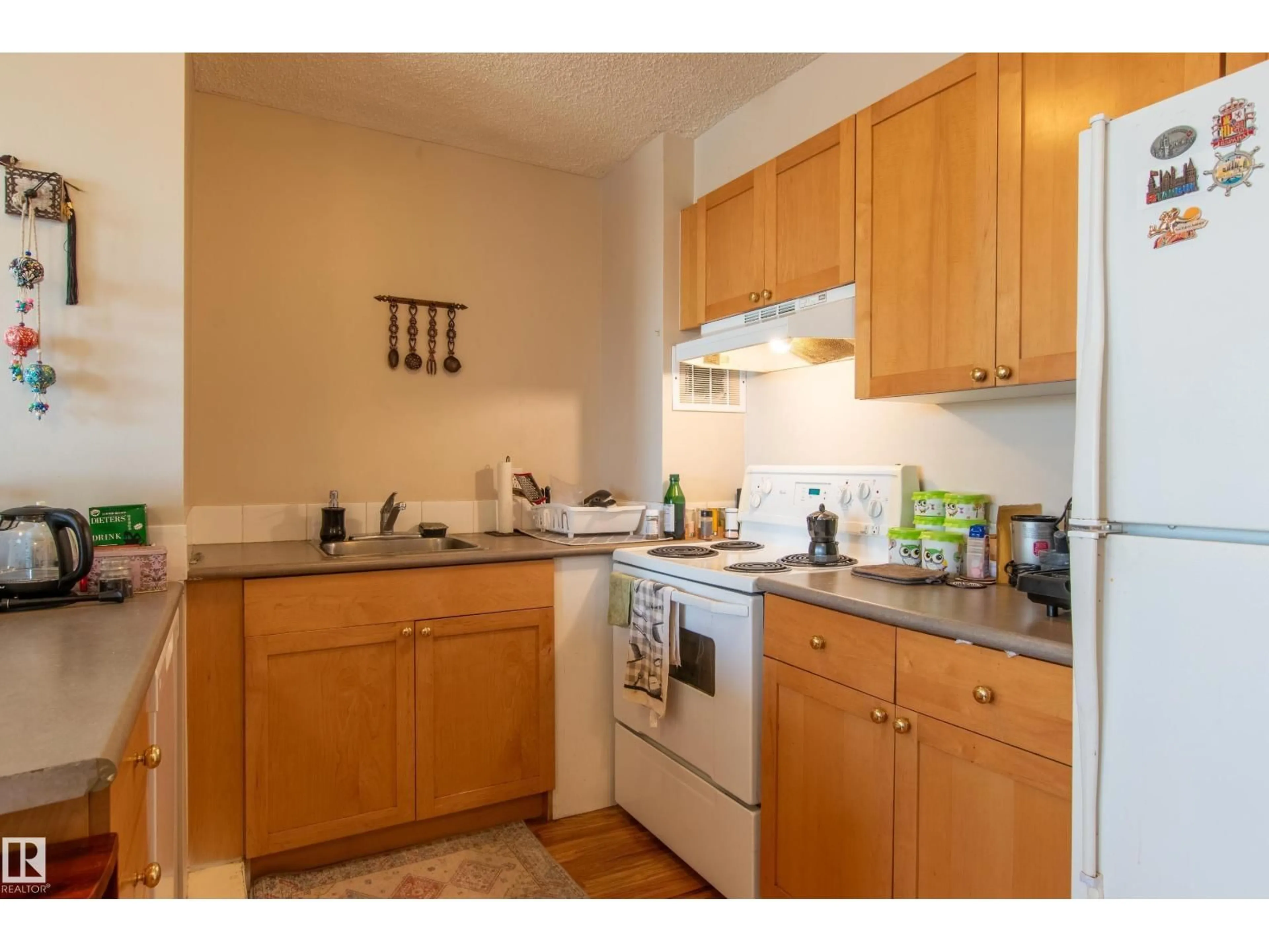 Standard kitchen, unknown for 9730 - 805 106 ST, Edmonton Alberta T5K1B7