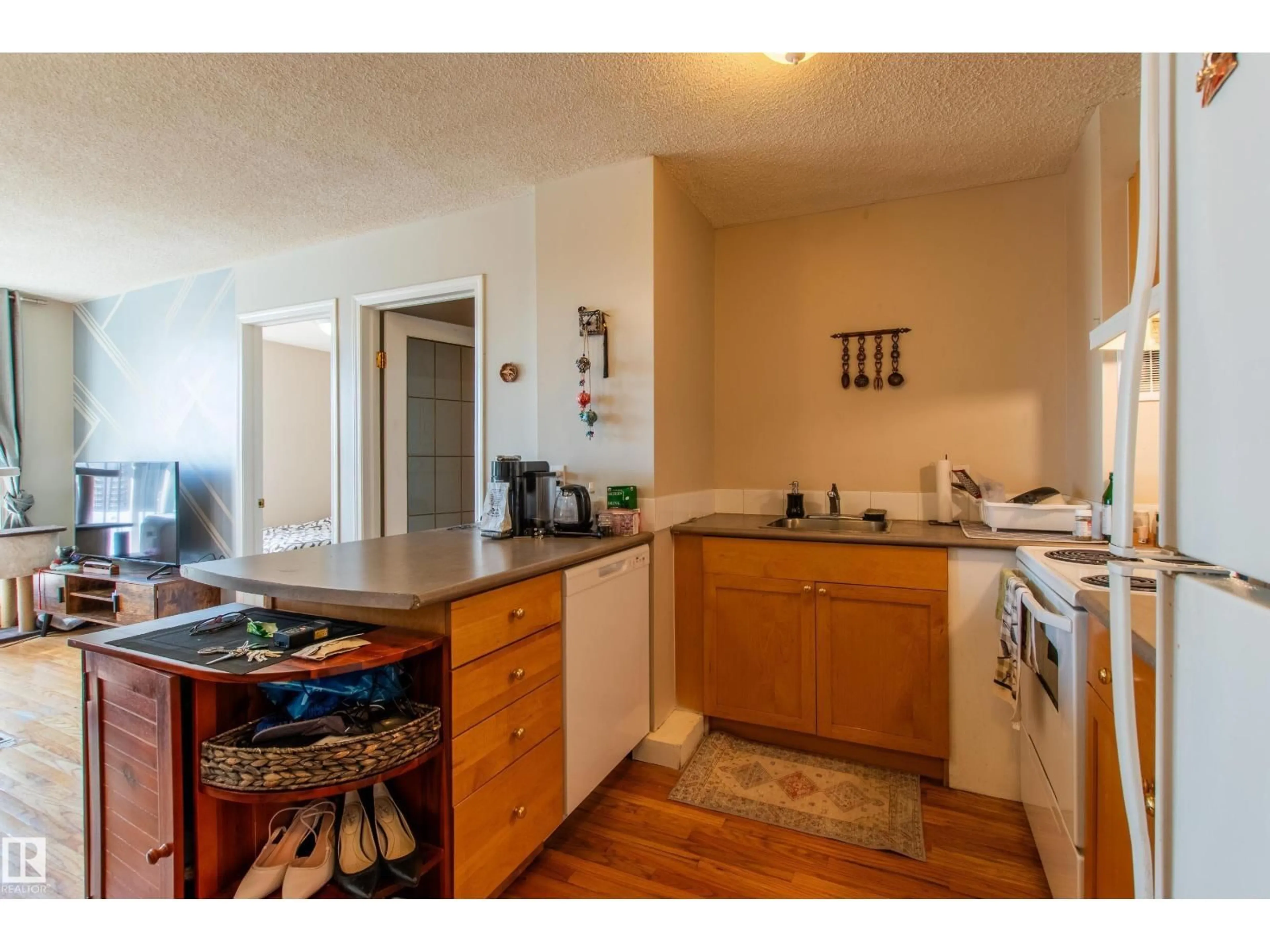 Standard kitchen, unknown for 9730 - 805 106 ST, Edmonton Alberta T5K1B7