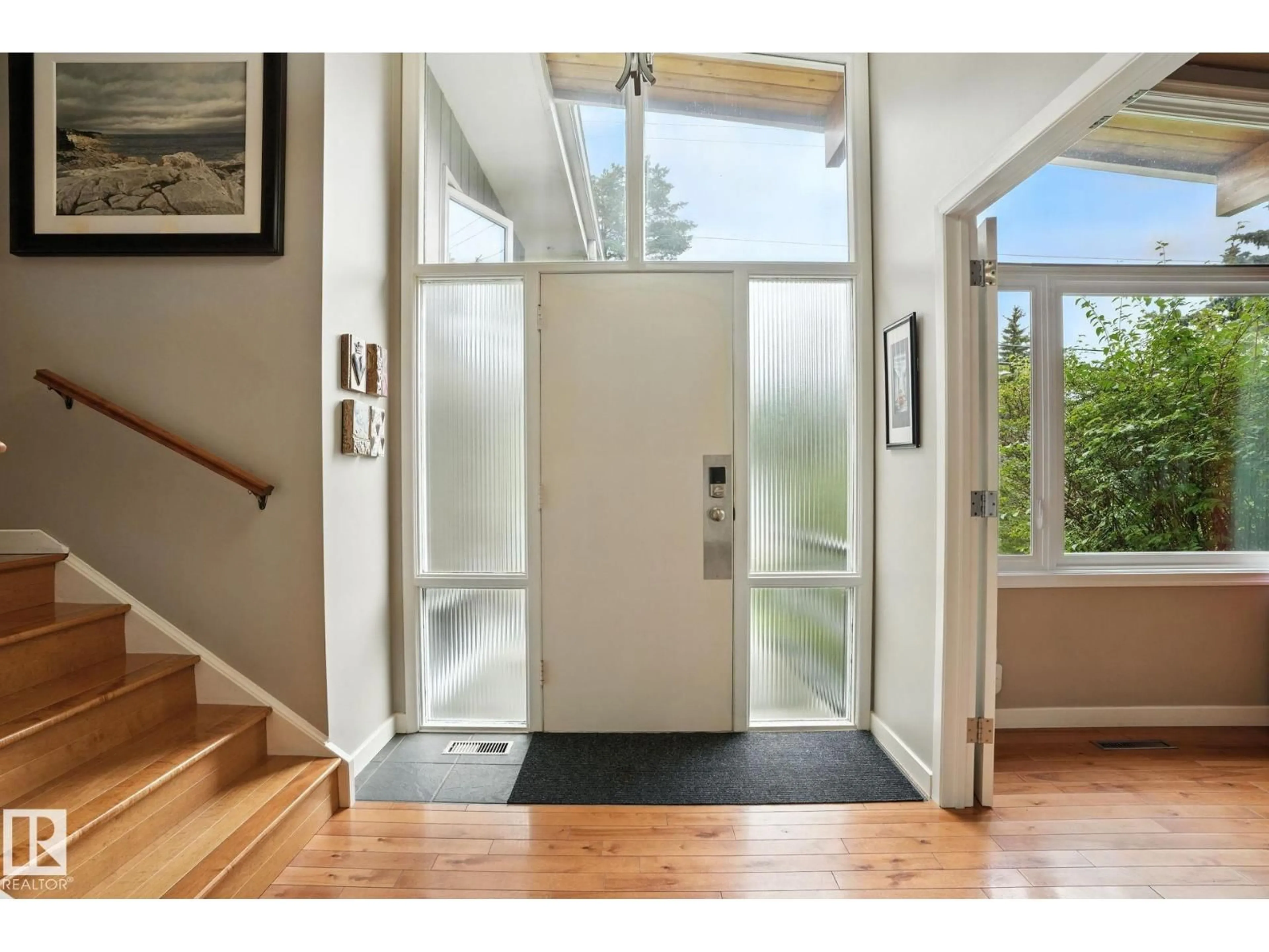 Indoor entryway for 13711 81 AV, Edmonton Alberta T5R3N9