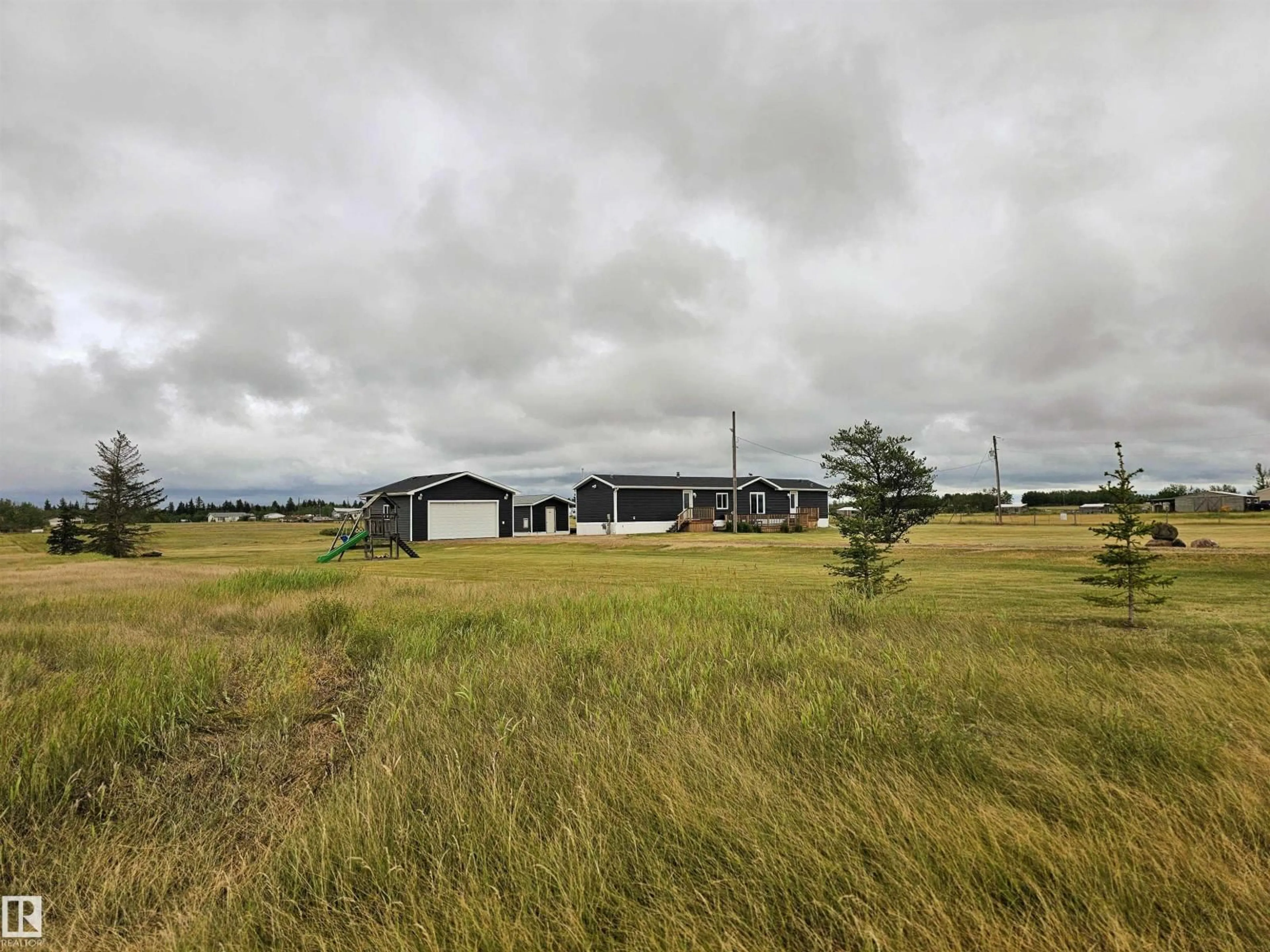A pic from outside/outdoor area/front of a property/back of a property/a pic from drone, building for 42 RICHFIELD RD, Rural Sturgeon County Alberta T0G1L2
