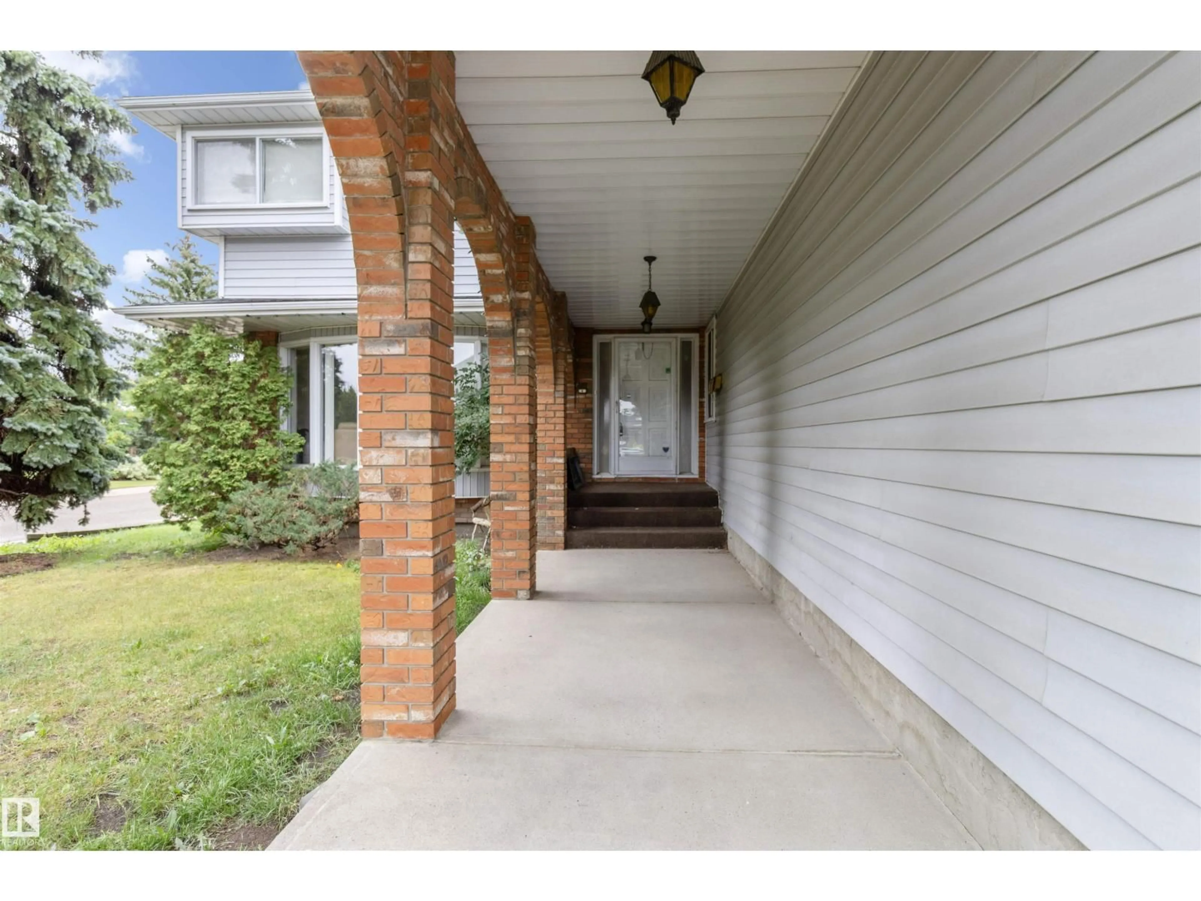 Indoor entryway for NW - 11211 24 AV, Edmonton Alberta T6J4Y4