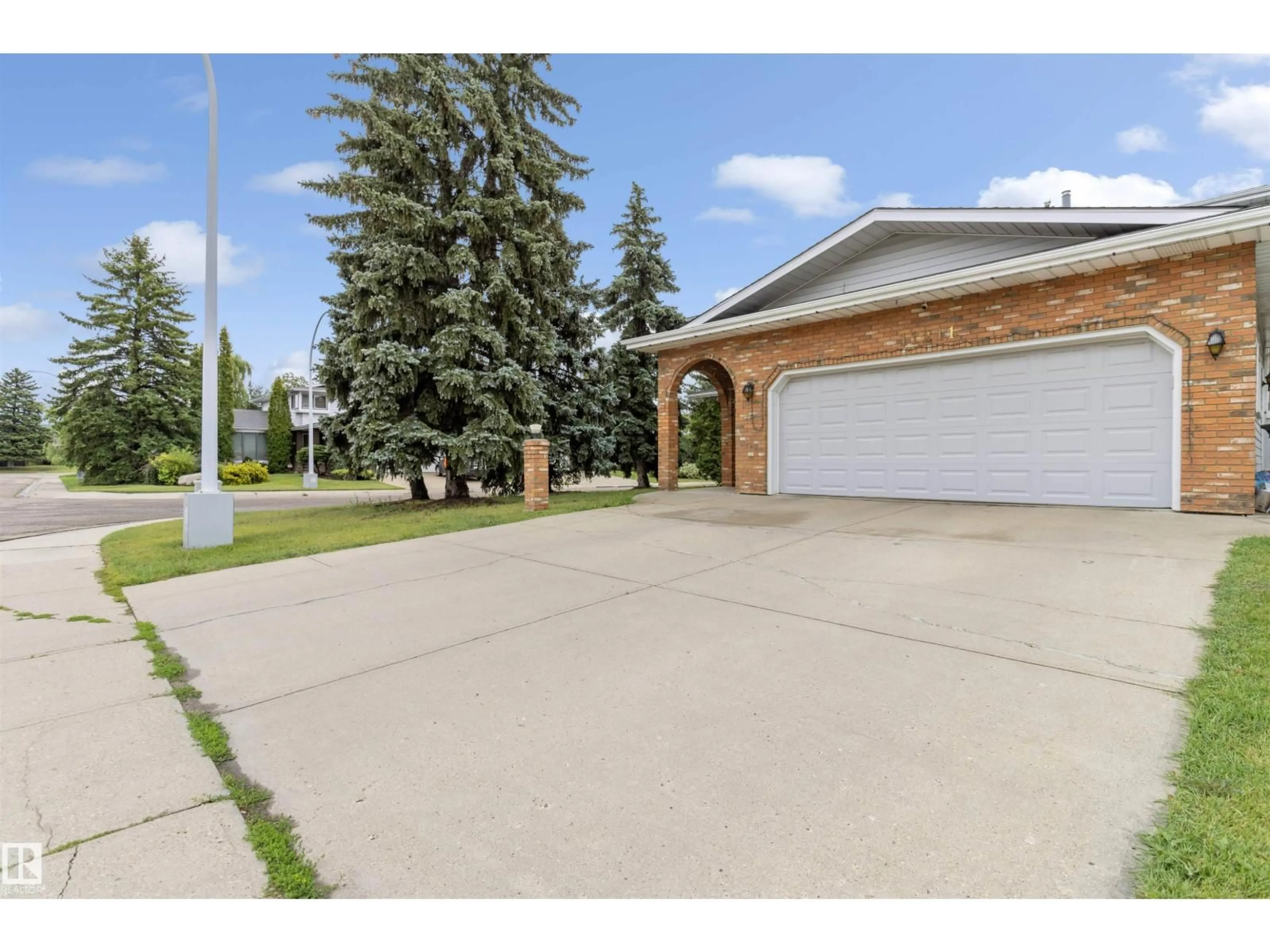 Unknown for NW - 11211 24 AV, Edmonton Alberta T6J4Y4