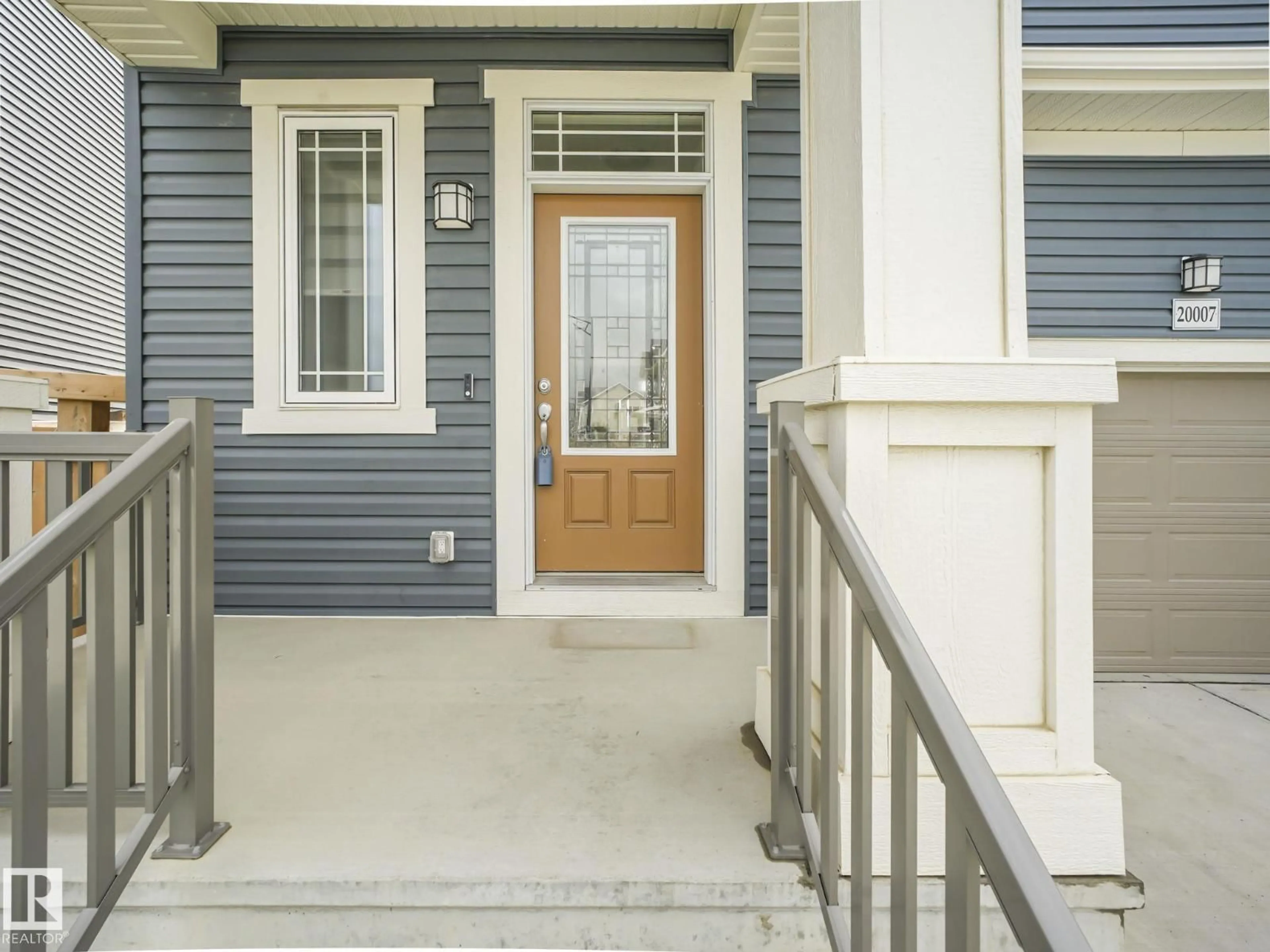 Indoor entryway for NW - 20007 15 AV, Edmonton Alberta T6M1L6