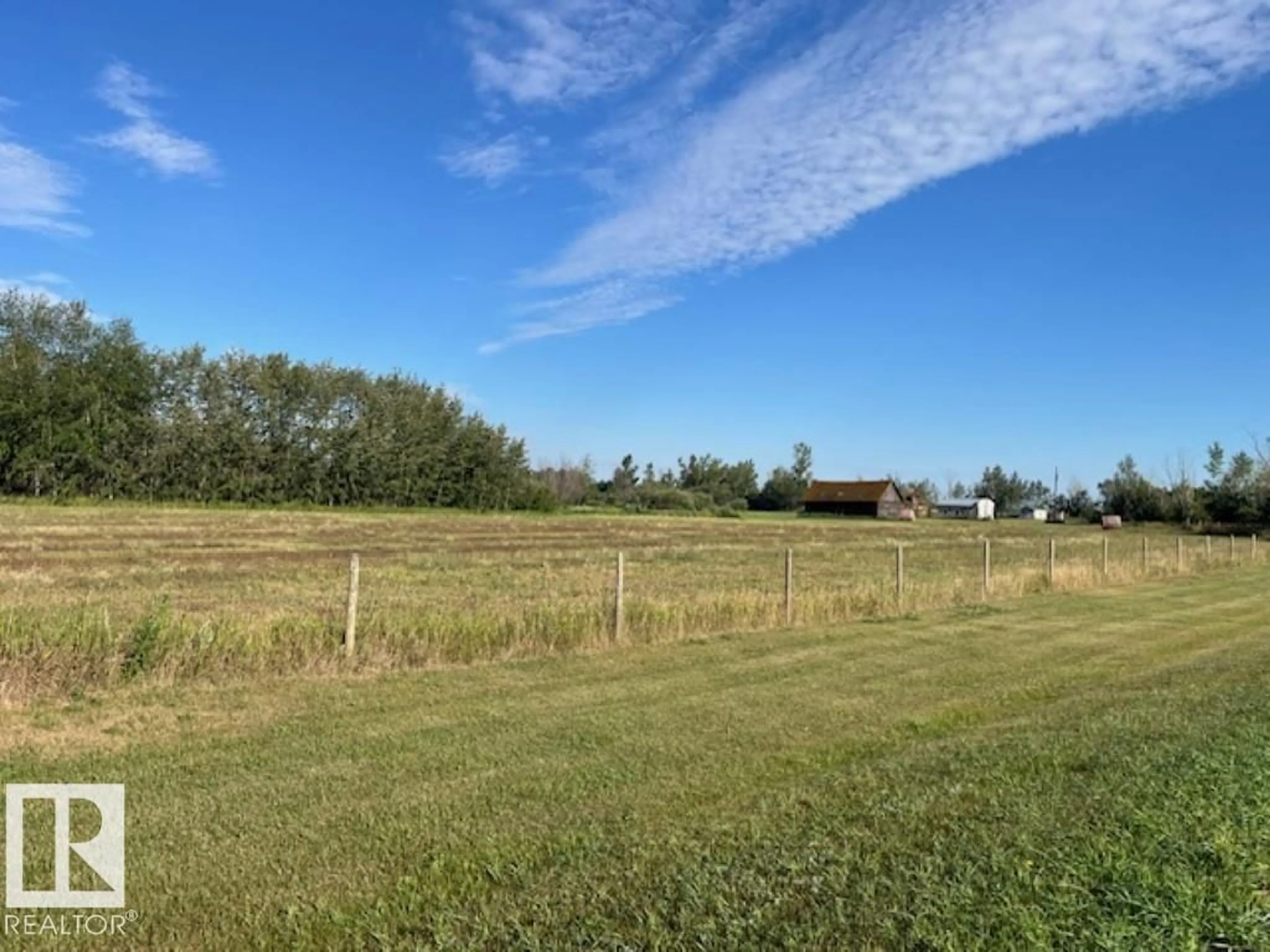 A pic from outside/outdoor area/front of a property/back of a property/a pic from drone, unknown for 54112 RGE ROAD 152, Rural Minburn County Alberta T9C1R2