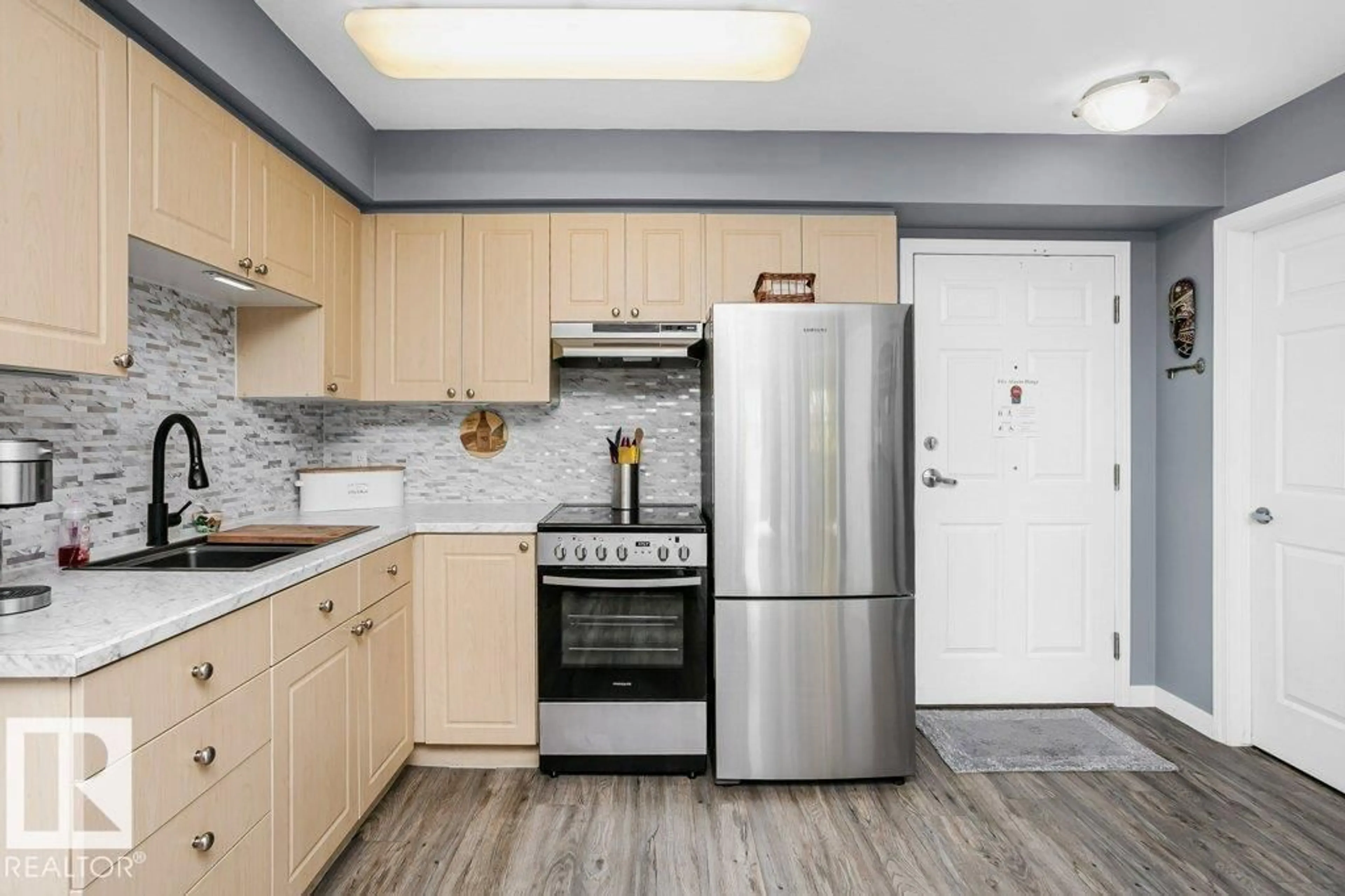 Standard kitchen, unknown for 233 SOUTHFORT DR, Fort Saskatchewan Alberta T8L4R7