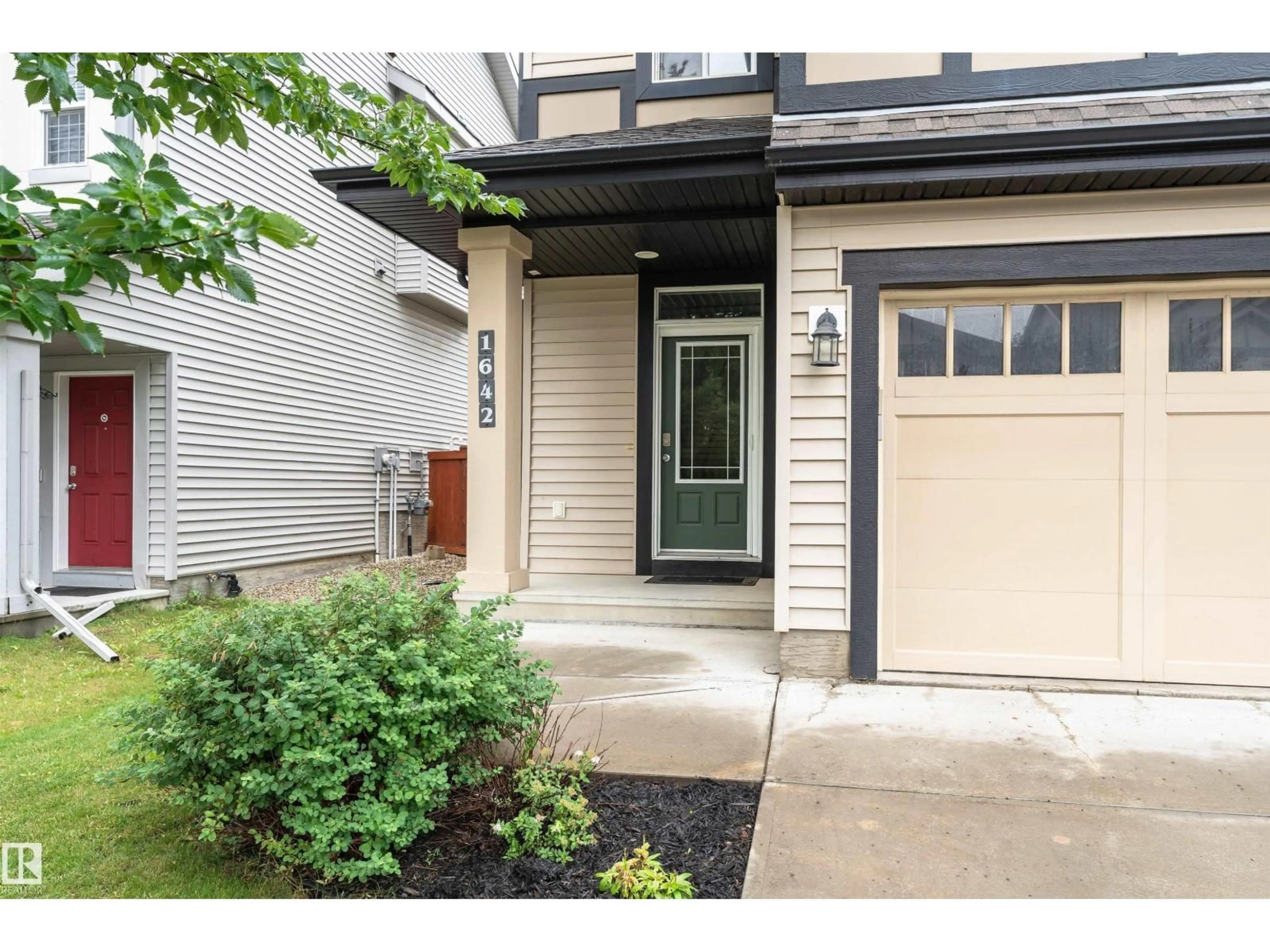 Indoor entryway for 1642 CHAPMAN WY, Edmonton Alberta T6W0Y5