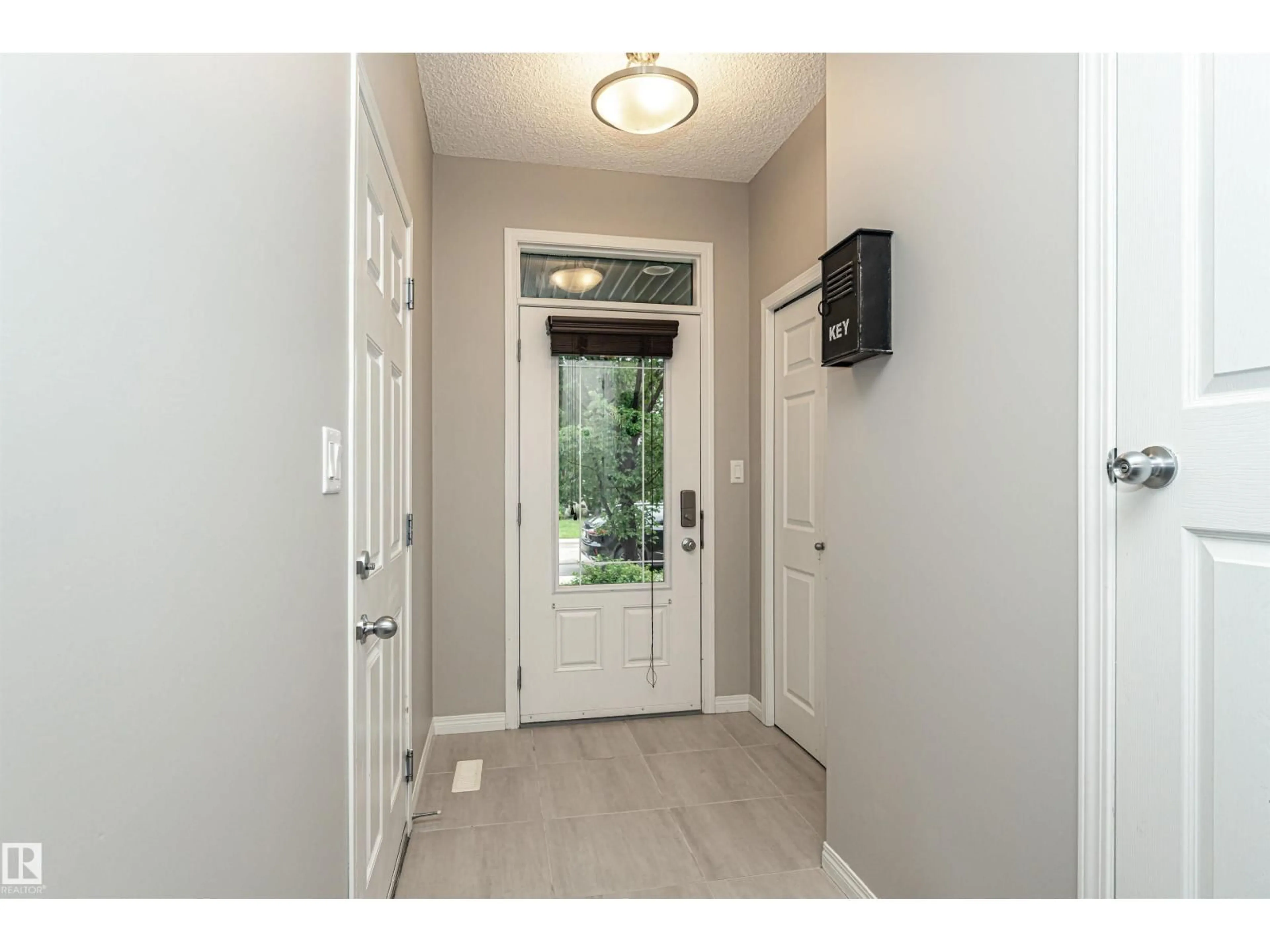 Indoor entryway for 1642 CHAPMAN WY, Edmonton Alberta T6W0Y5