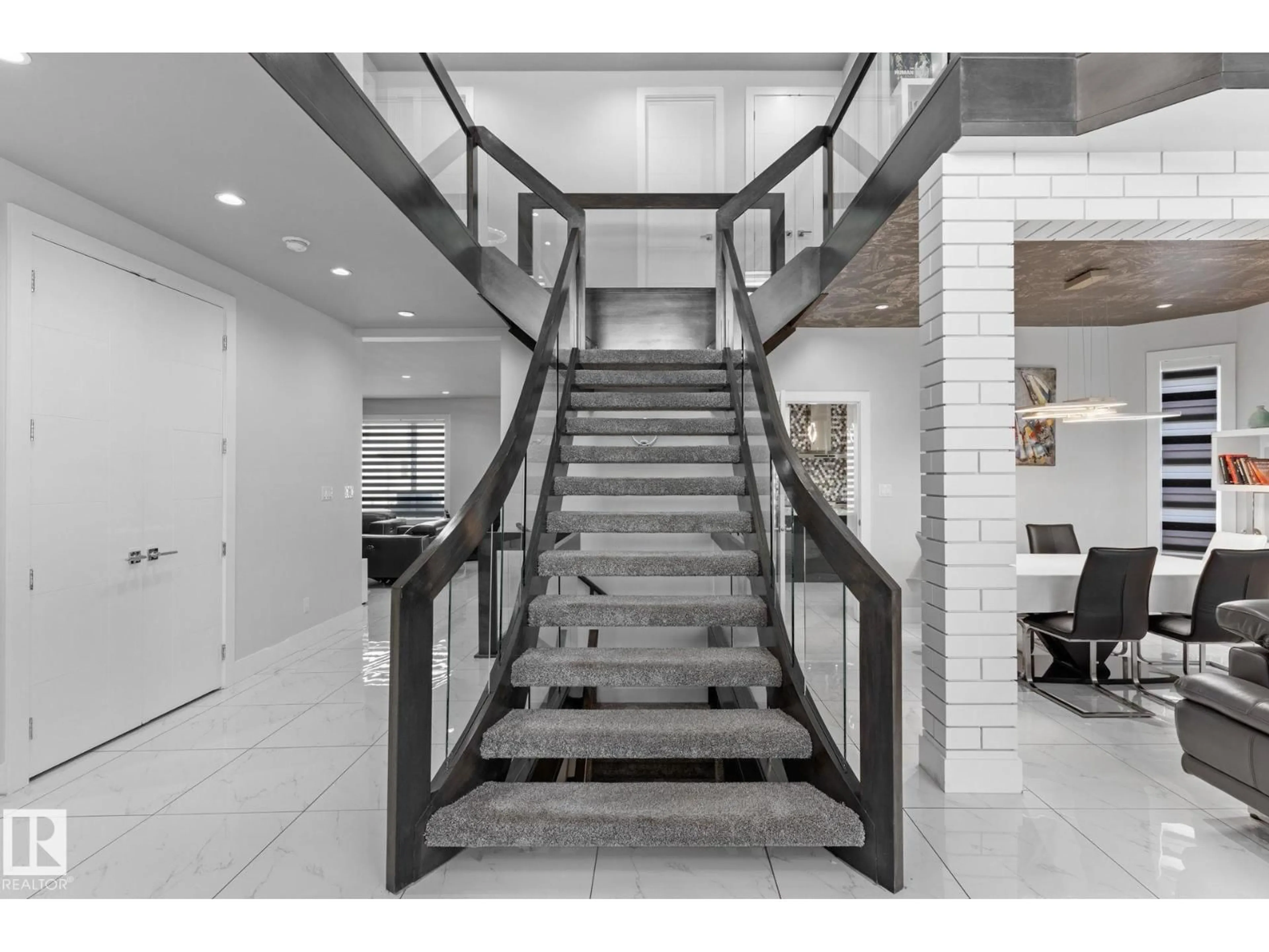 Indoor foyer for NE - 916 166 AV, Edmonton Alberta T5Y0P6