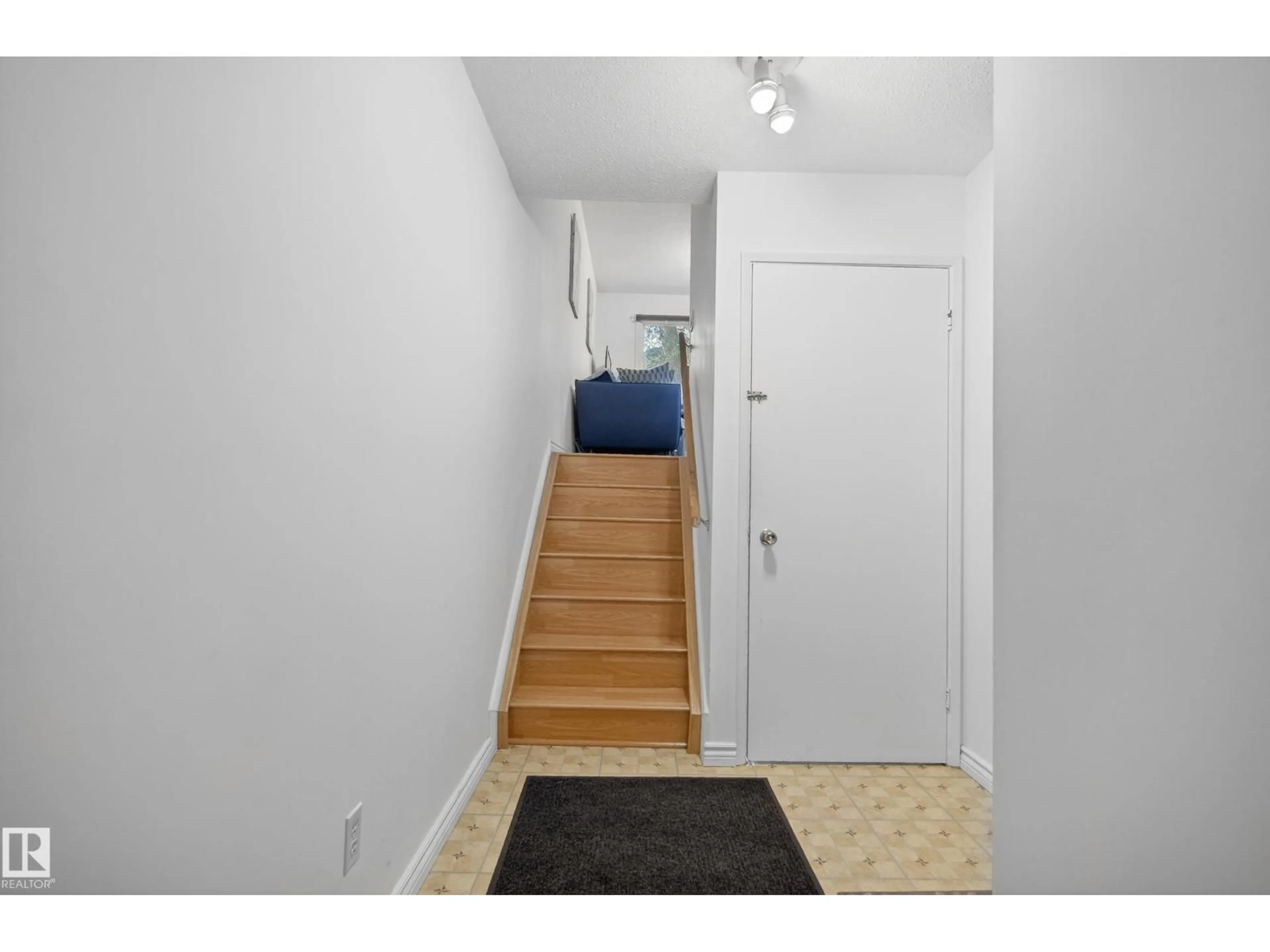 Indoor entryway for 77 GRANDIN VG, St. Albert Alberta T8N1R9