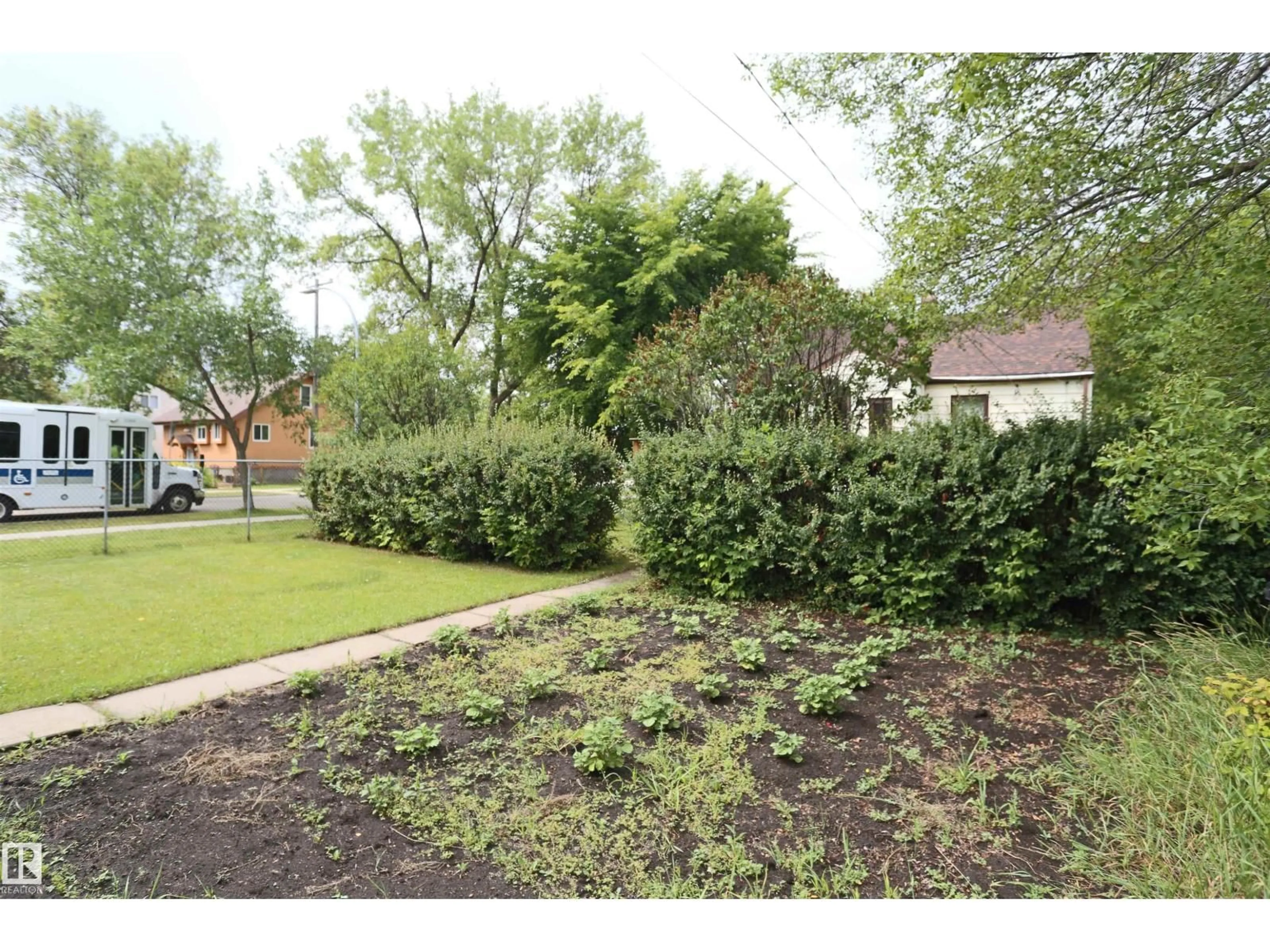 A pic from outside/outdoor area/front of a property/back of a property/a pic from drone, street for 11503 102 ST, Edmonton Alberta T5G2E8