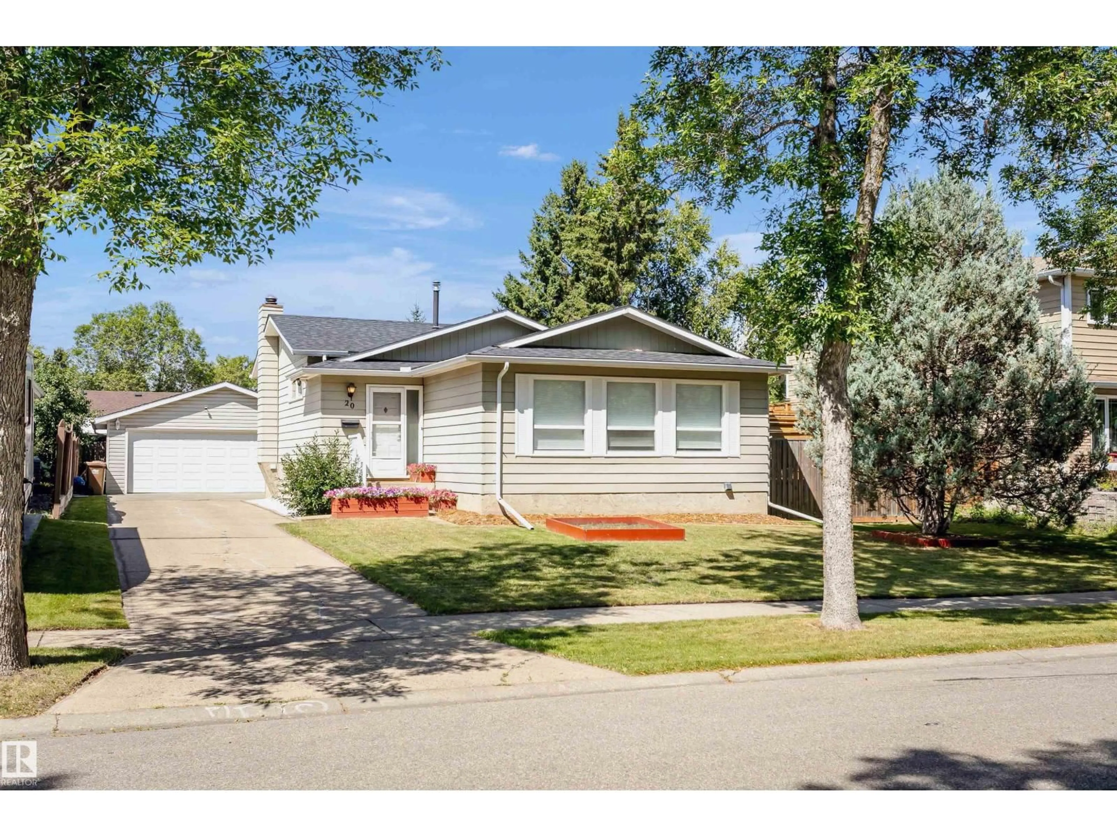Home with vinyl exterior material, street for 20 ASH CR, St. Albert Alberta T8N3J3