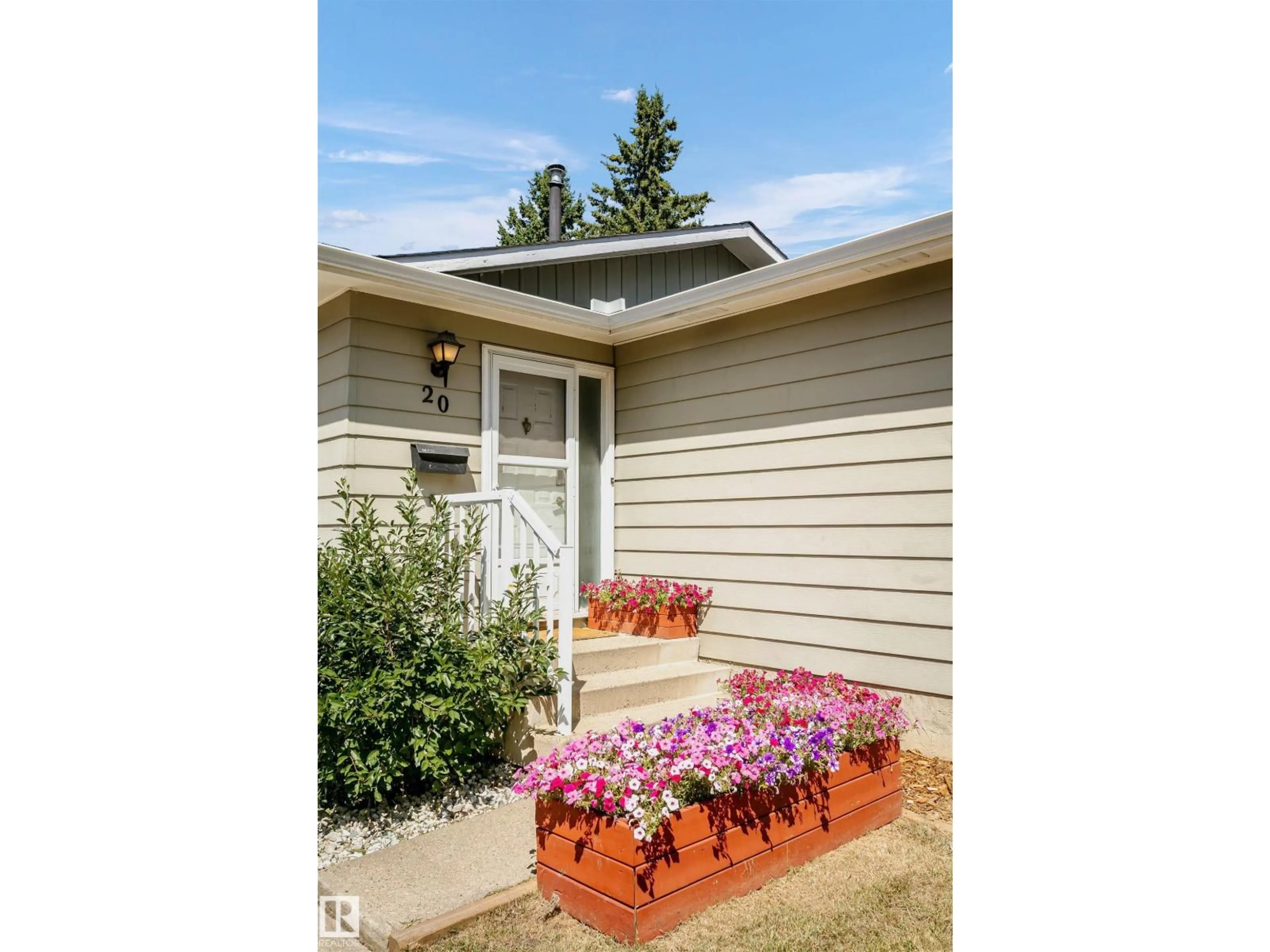 Home with vinyl exterior material, street for 20 ASH CR, St. Albert Alberta T8N3J3