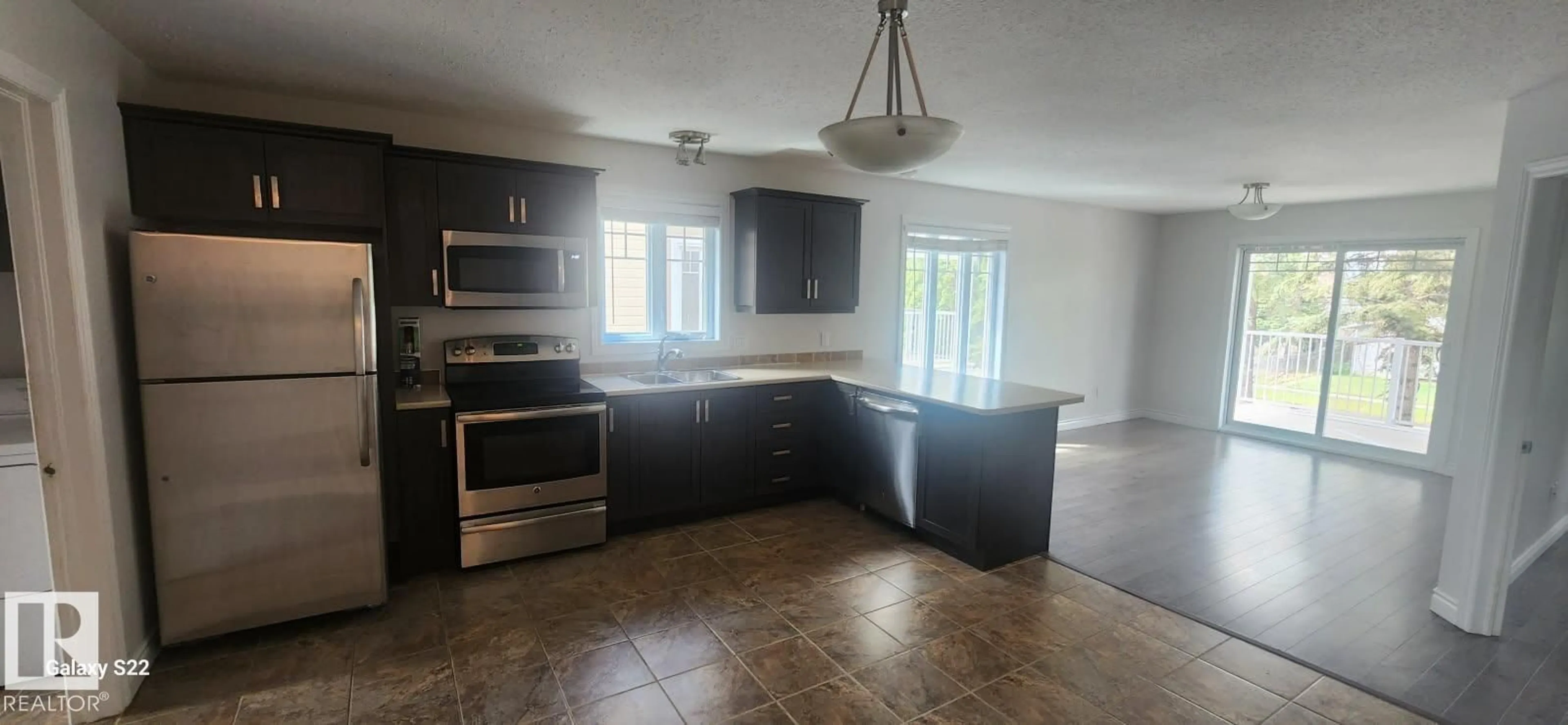 Open concept kitchen, ceramic/tile floor for 15 - 10107 101 AV, Morinville Alberta T8R1A6