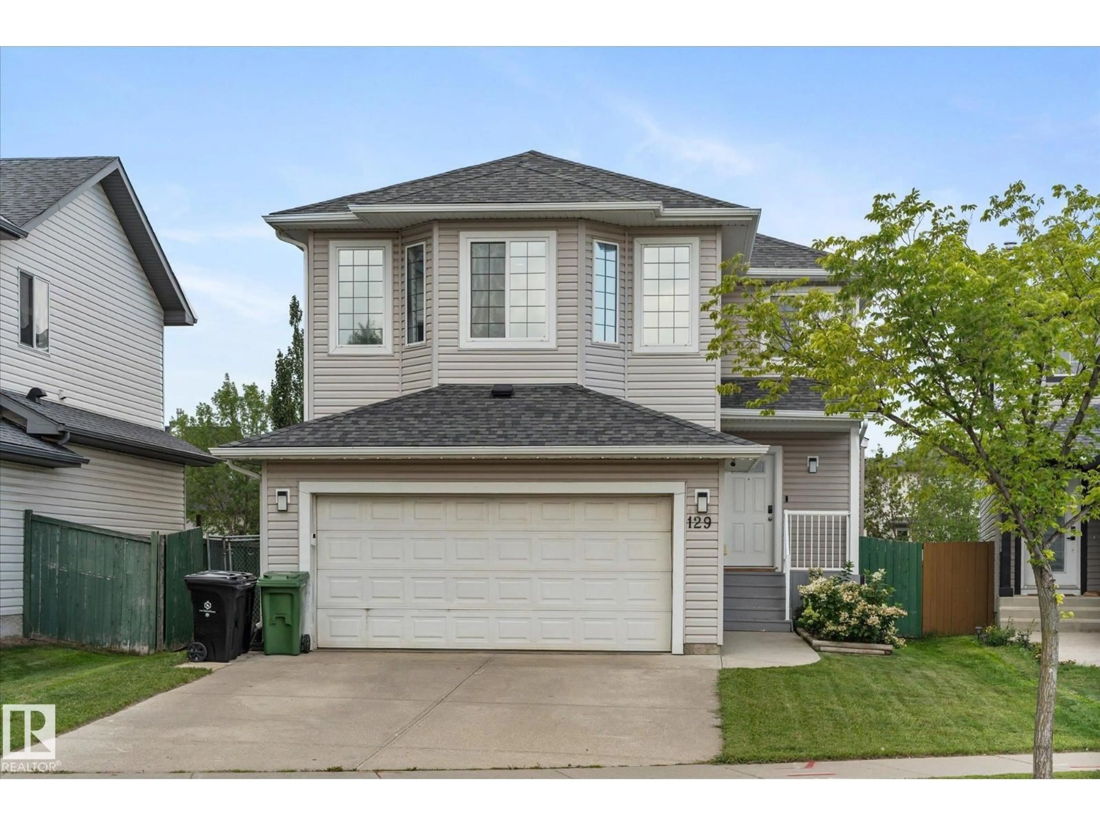 Home with vinyl exterior material, street for 129 WESTWOOD GR, Fort Saskatchewan Alberta T8L4N5