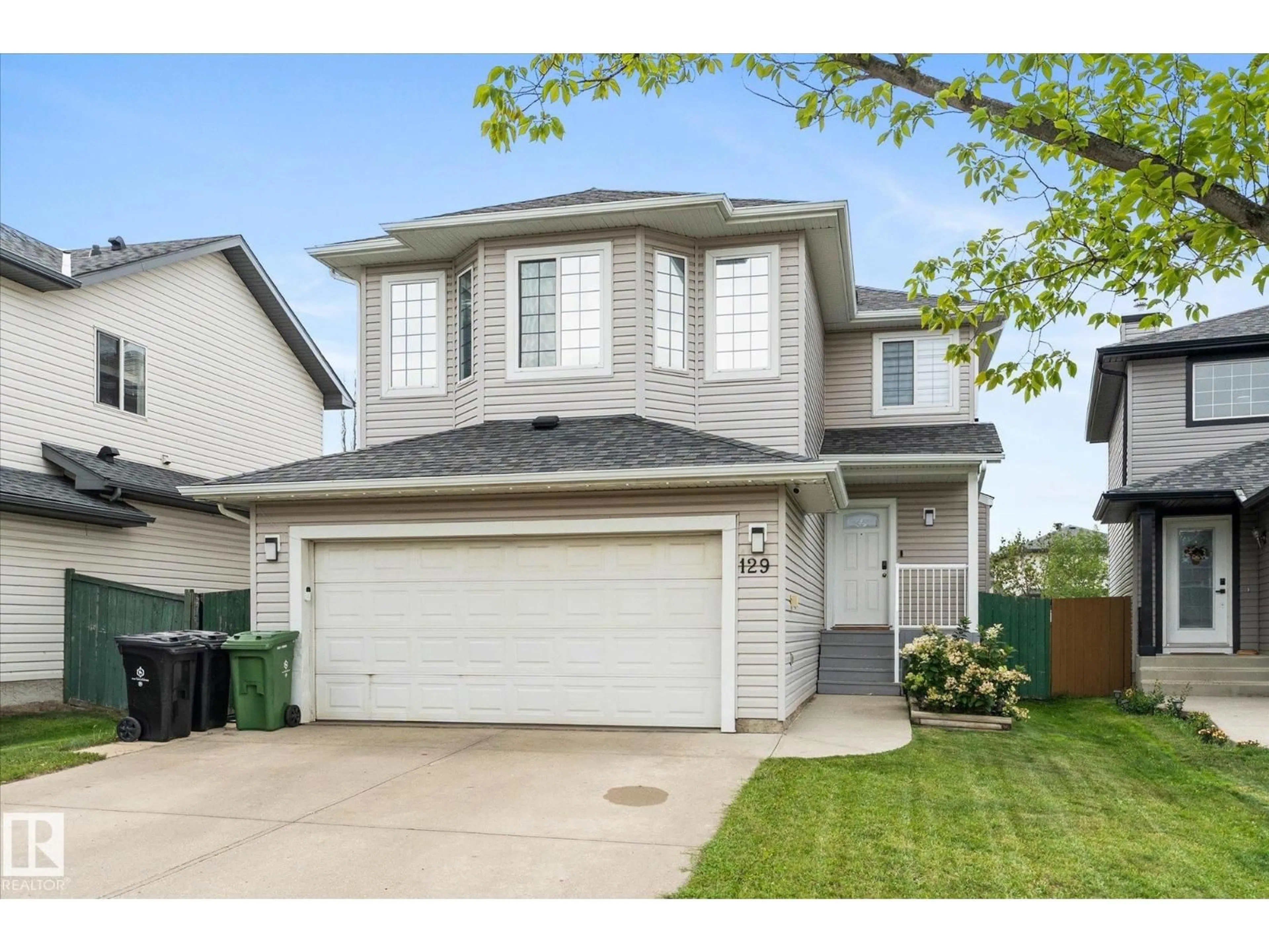 Home with vinyl exterior material, street for 129 WESTWOOD GR, Fort Saskatchewan Alberta T8L4N5