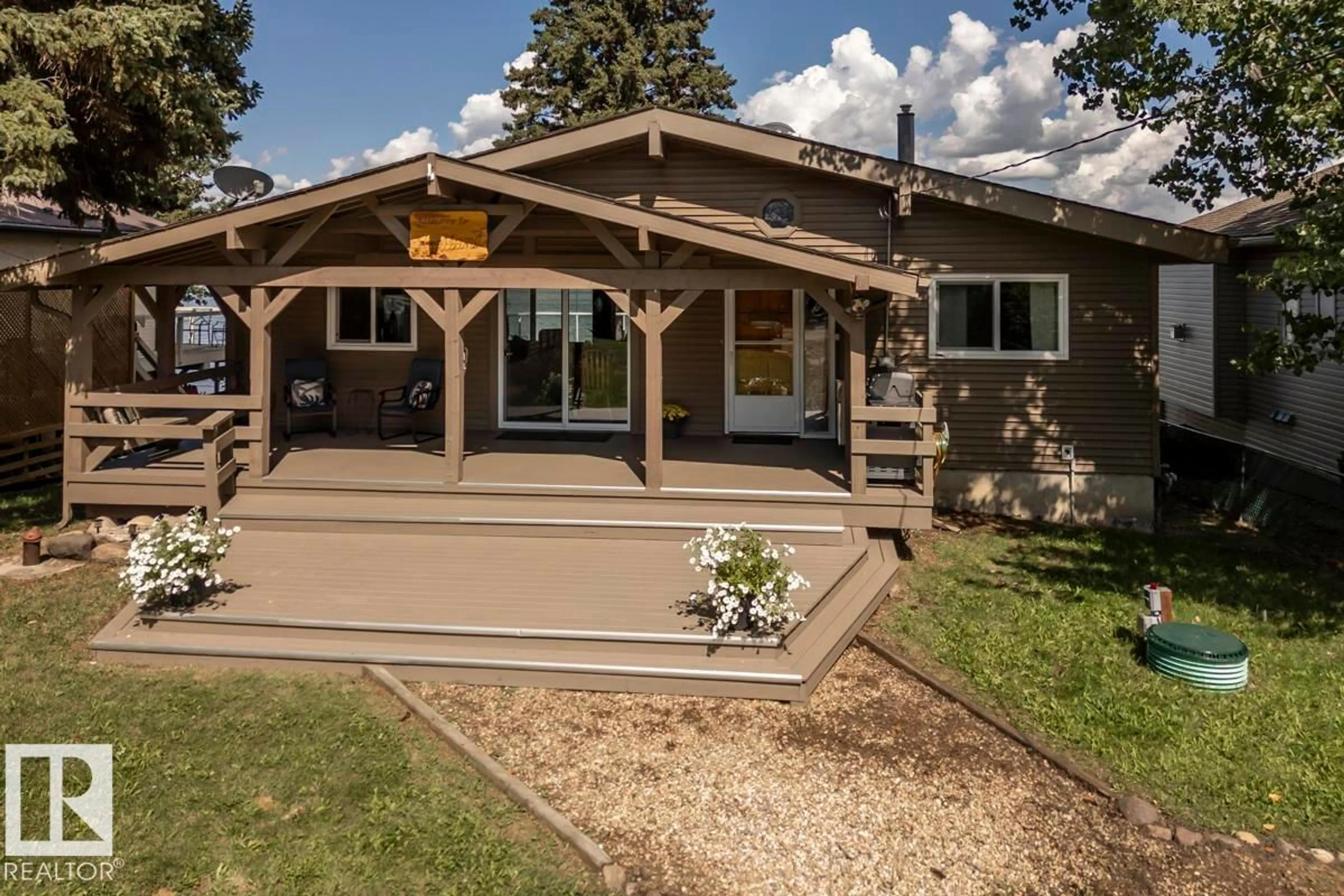 Home with vinyl exterior material, street for 475 POPLAR BAY DR, Rural Wetaskiwin County Alberta T0C1X0