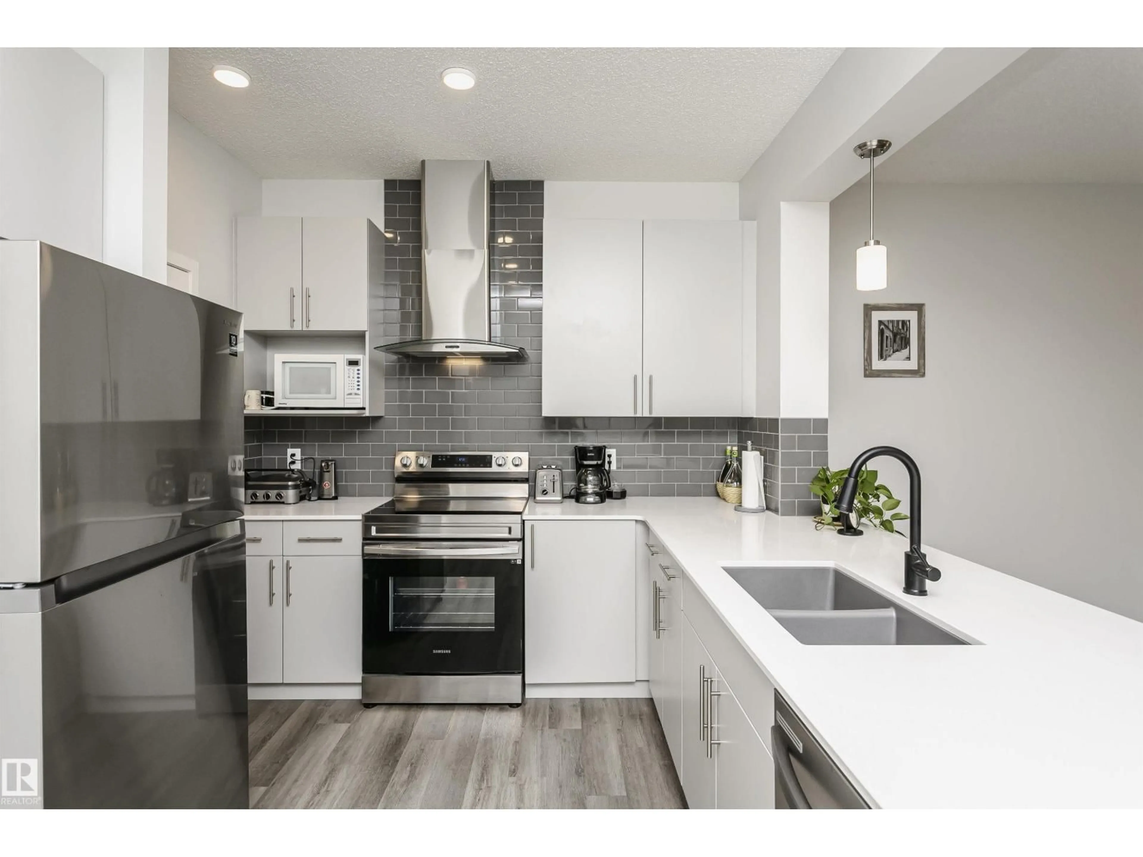 Contemporary kitchen, unknown for 1640 ERKER WY, Edmonton Alberta T6M0Z8