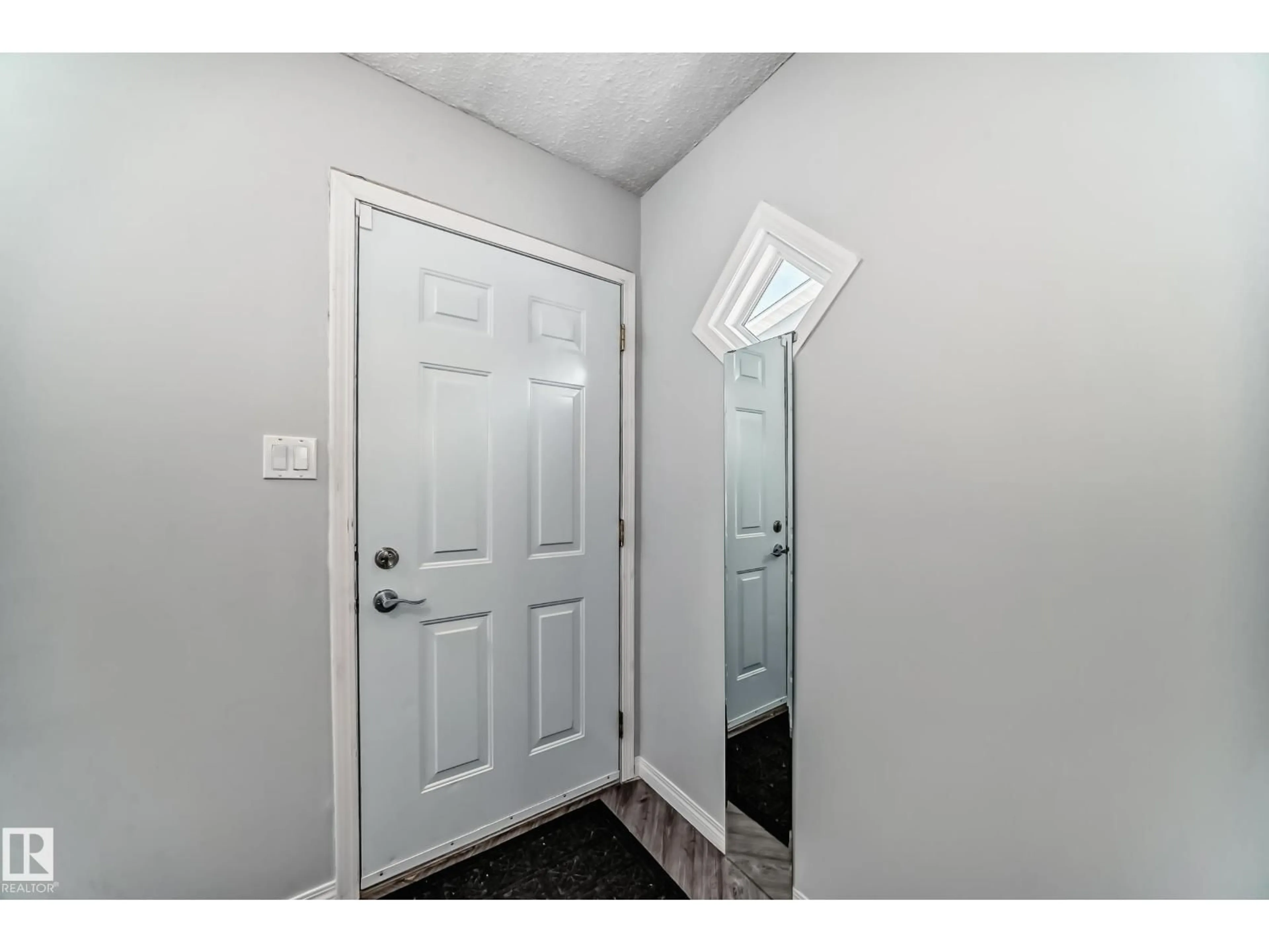 Indoor entryway for 38 - 1415 62 ST NW, Edmonton Alberta T6L4K1