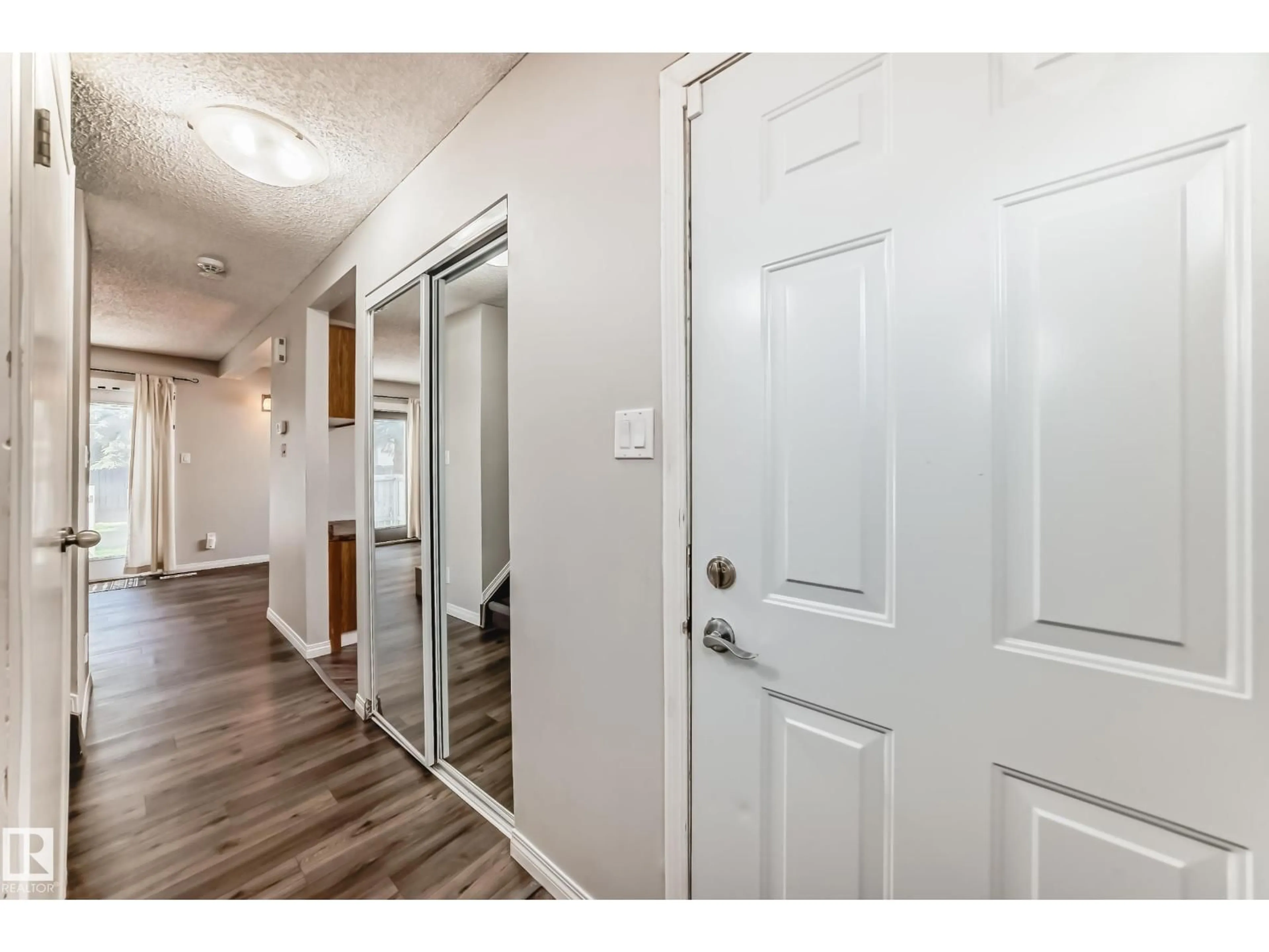 Indoor entryway for 38 - 1415 62 ST NW, Edmonton Alberta T6L4K1