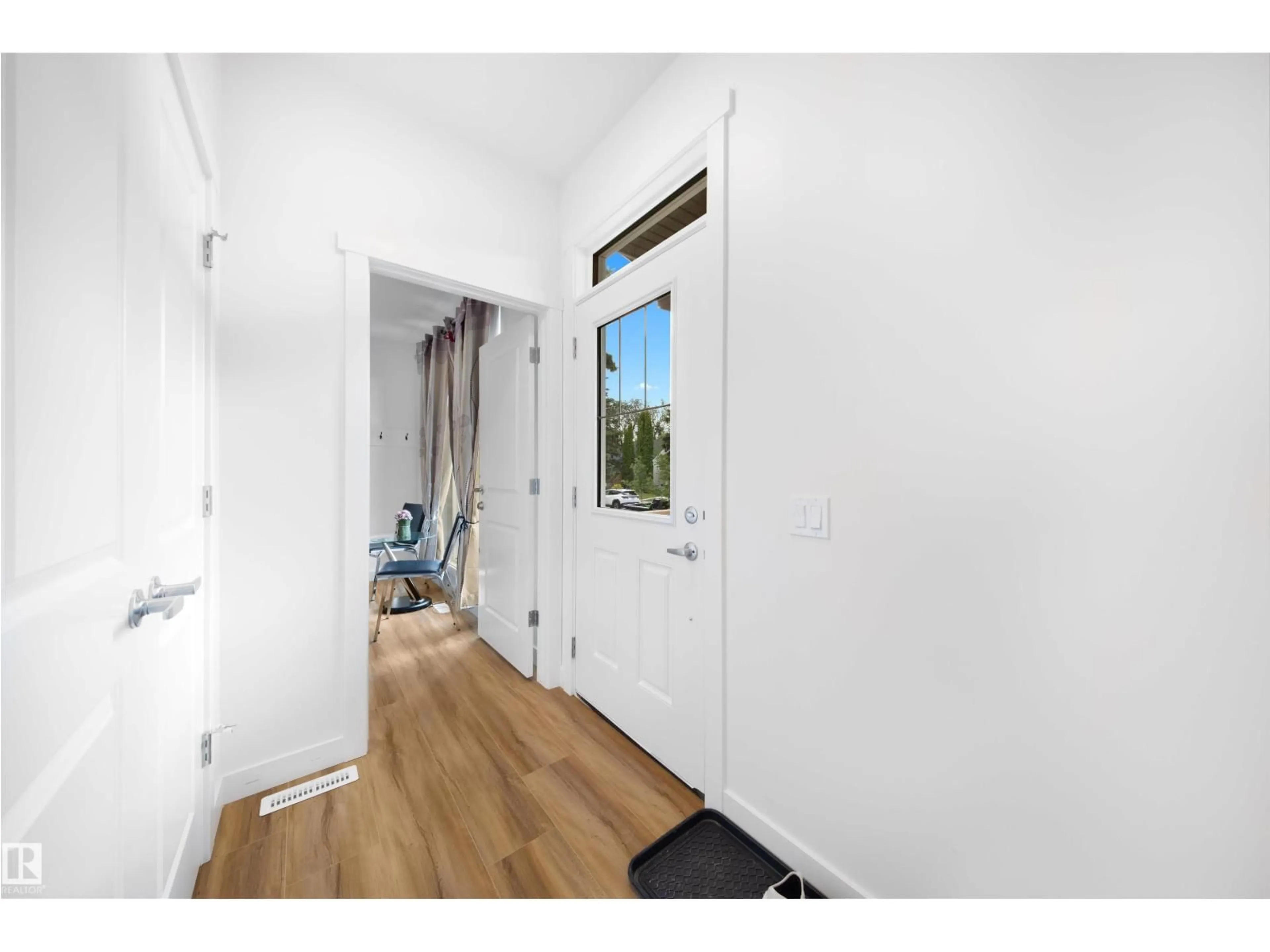 Indoor entryway for 10818 68 AV, Edmonton Alberta T6H2B8