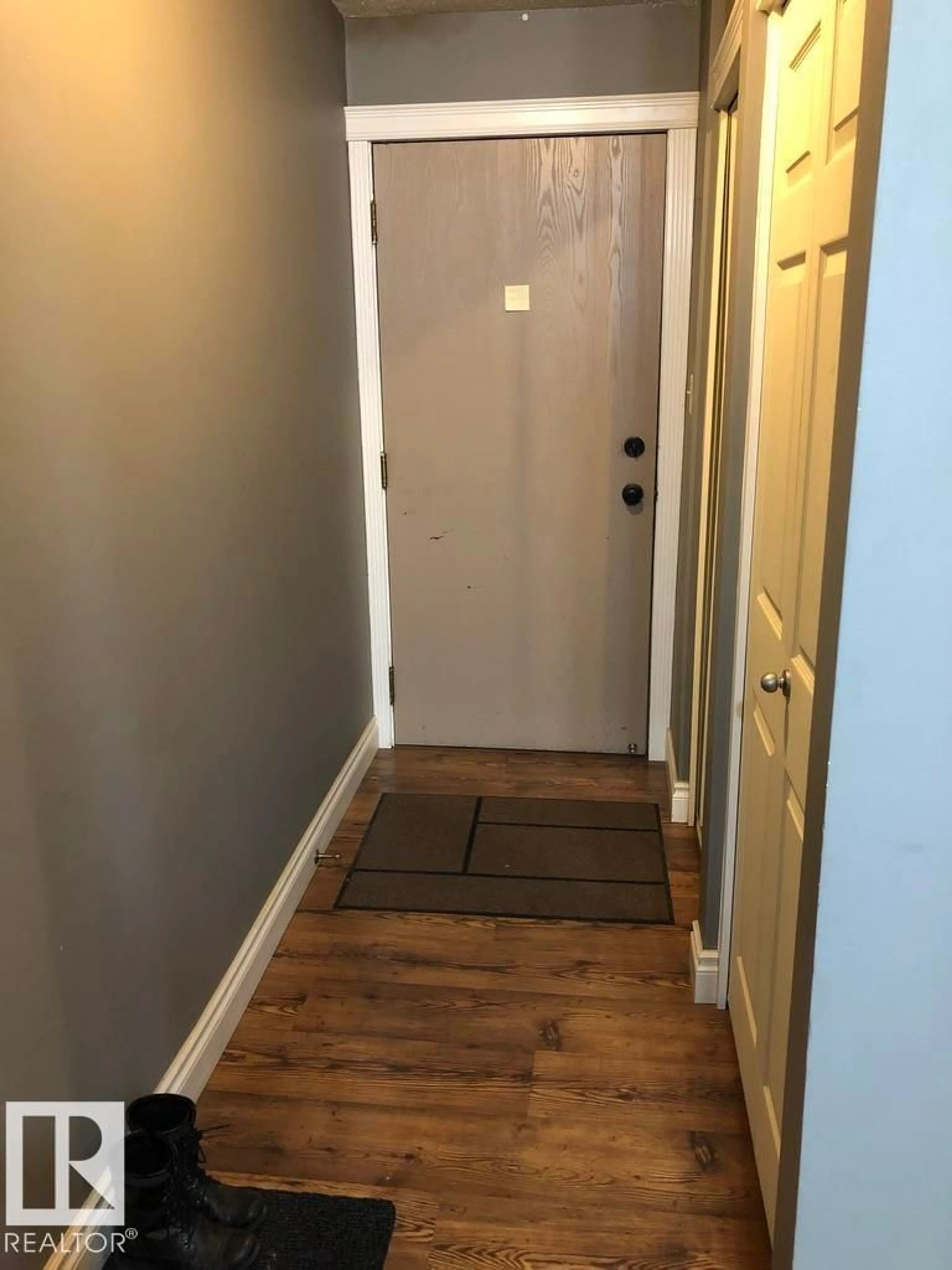 Indoor entryway for 10520 80 AVENUE AVENUE, Edmonton Alberta T6E1V3