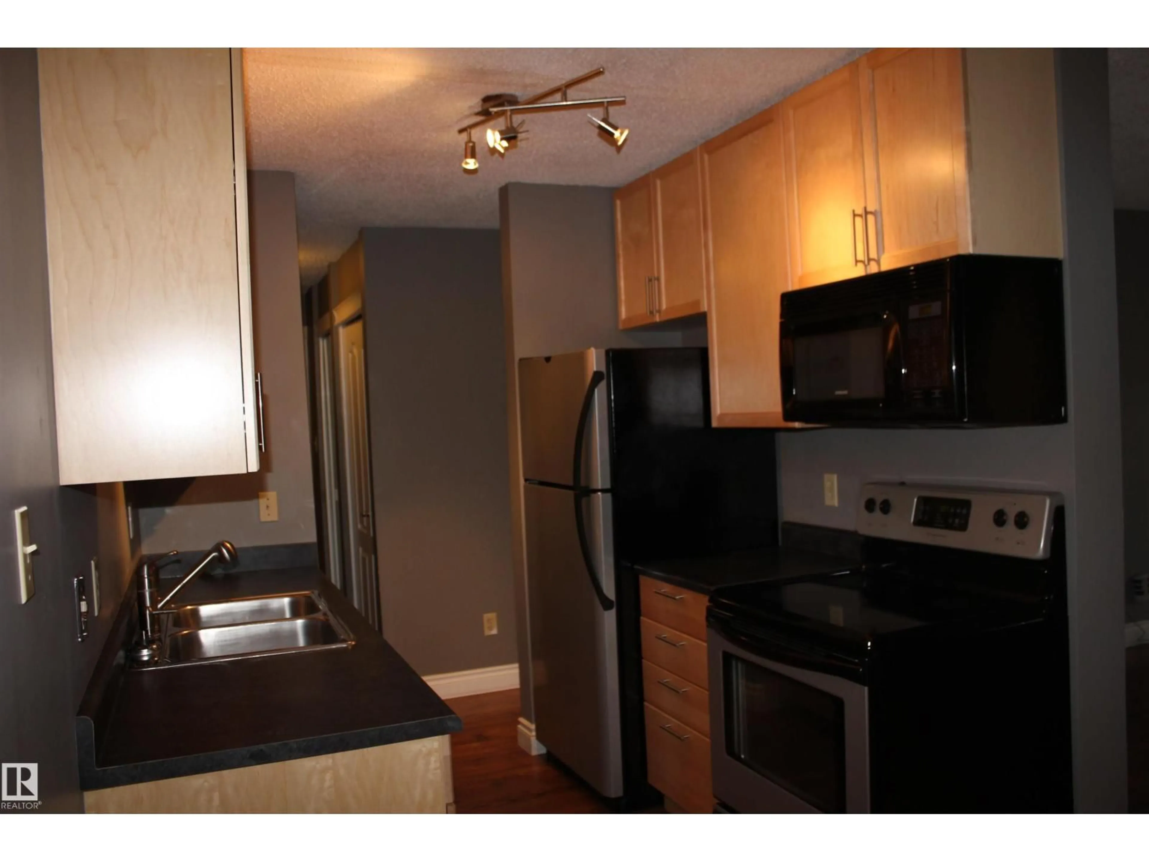 Standard kitchen, wood/laminate floor for 10520 80 AVENUE AVENUE, Edmonton Alberta T6E1V3