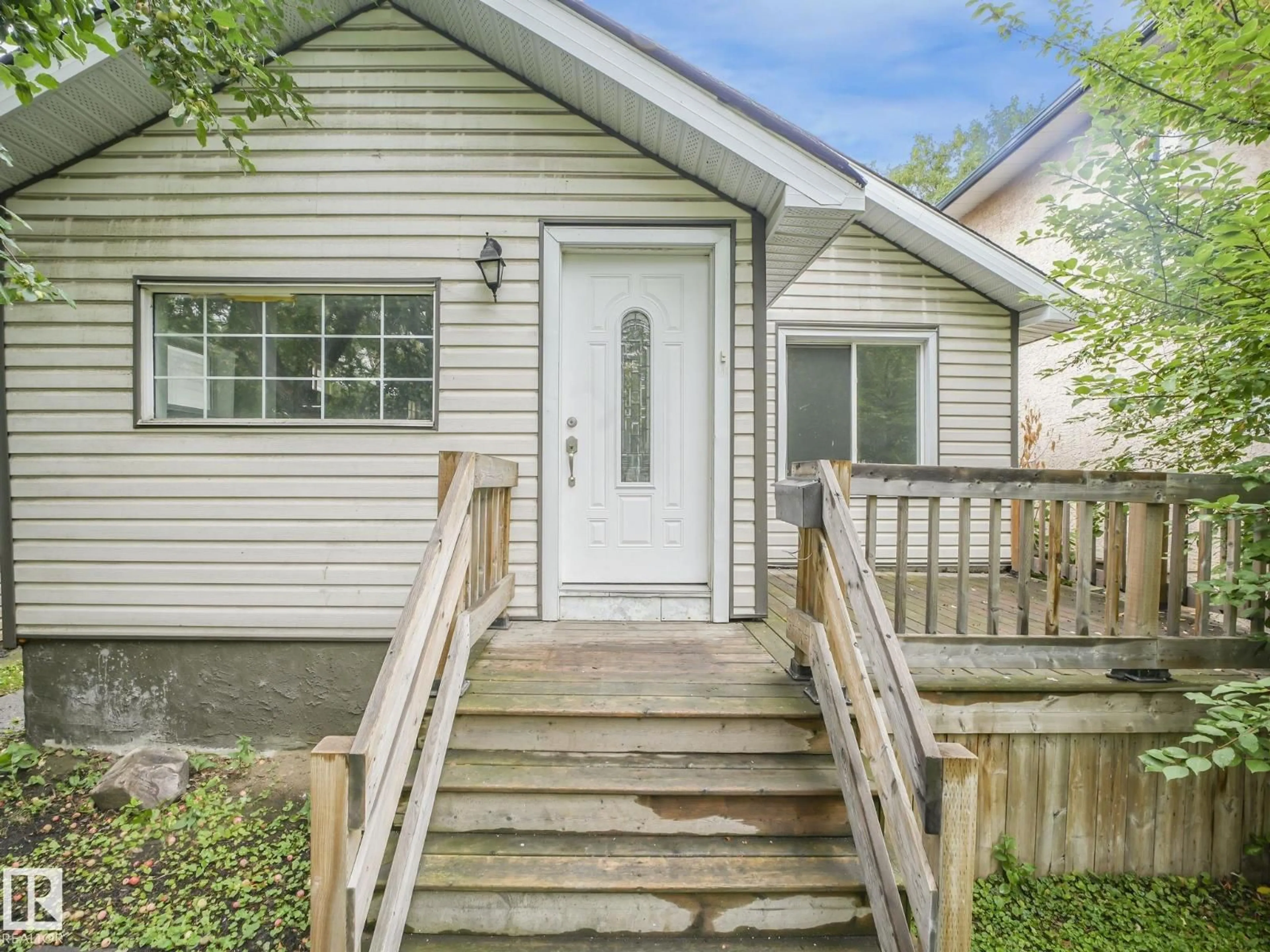 Home with vinyl exterior material, street for 11542 97 ST, Edmonton Alberta T5G1X8