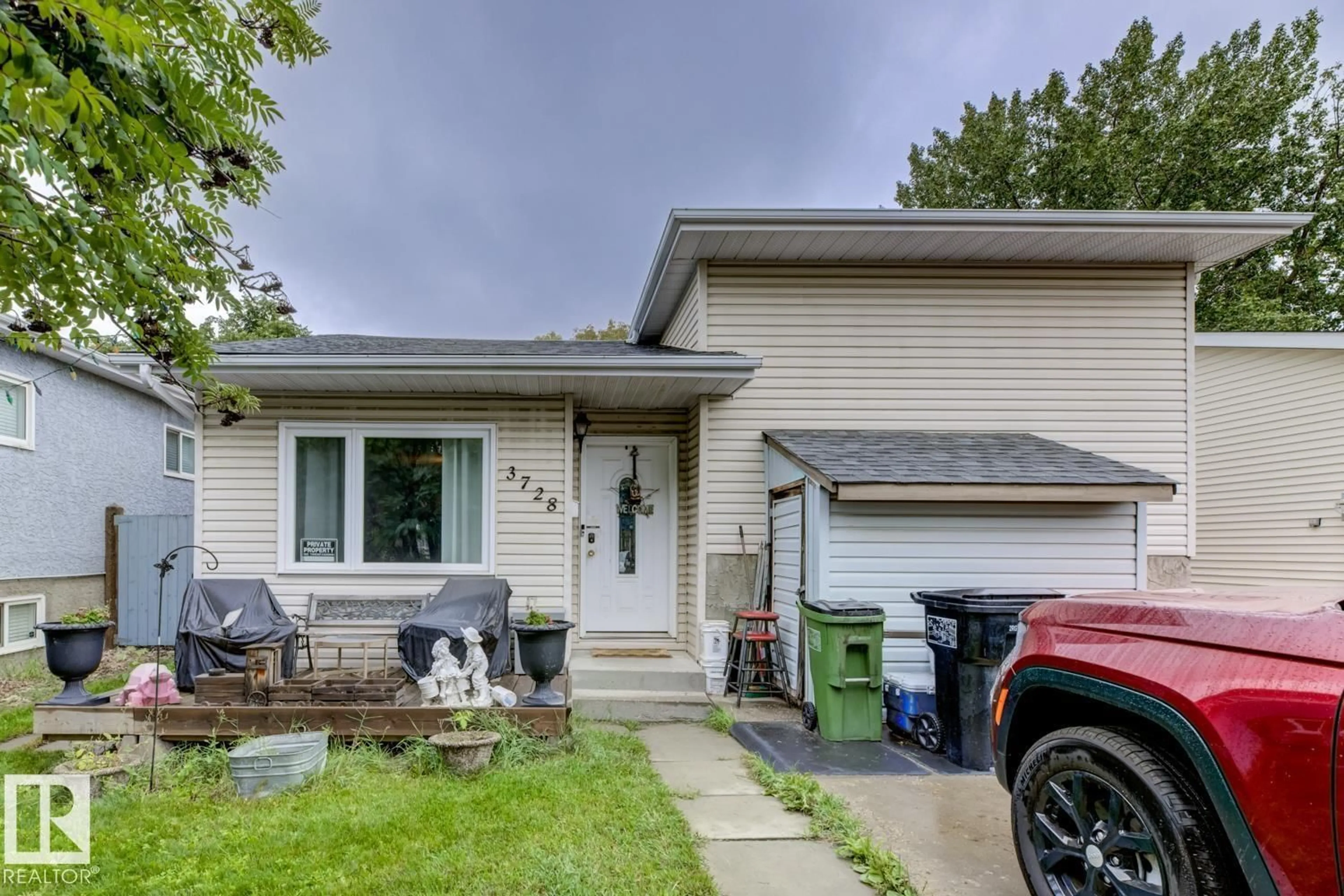 Home with vinyl exterior material, street for 3728 25 AV, Edmonton Alberta T6L4M4