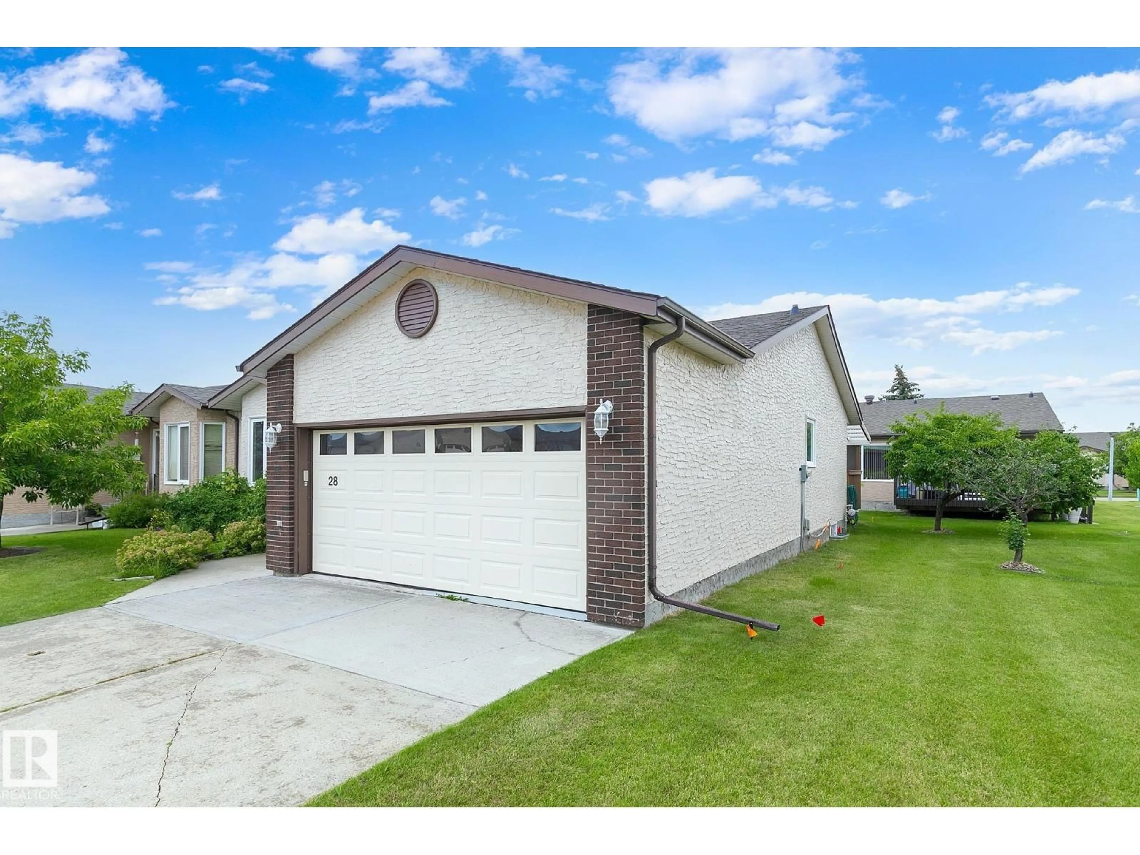 Indoor garage for 28 SUNRISE VG, Stony Plain Alberta T7Z1L2
