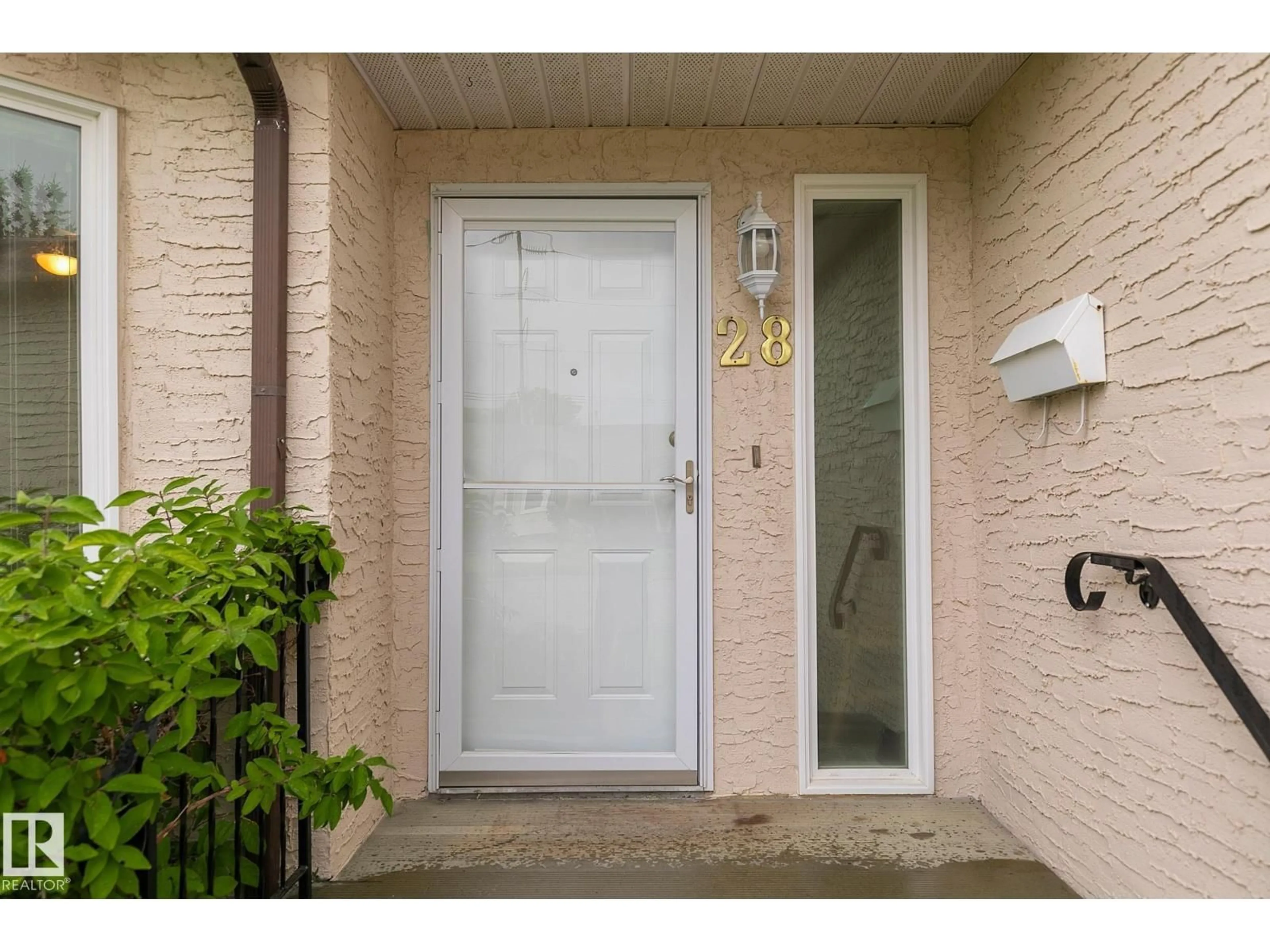 Indoor entryway for 28 SUNRISE VG, Stony Plain Alberta T7Z1L2