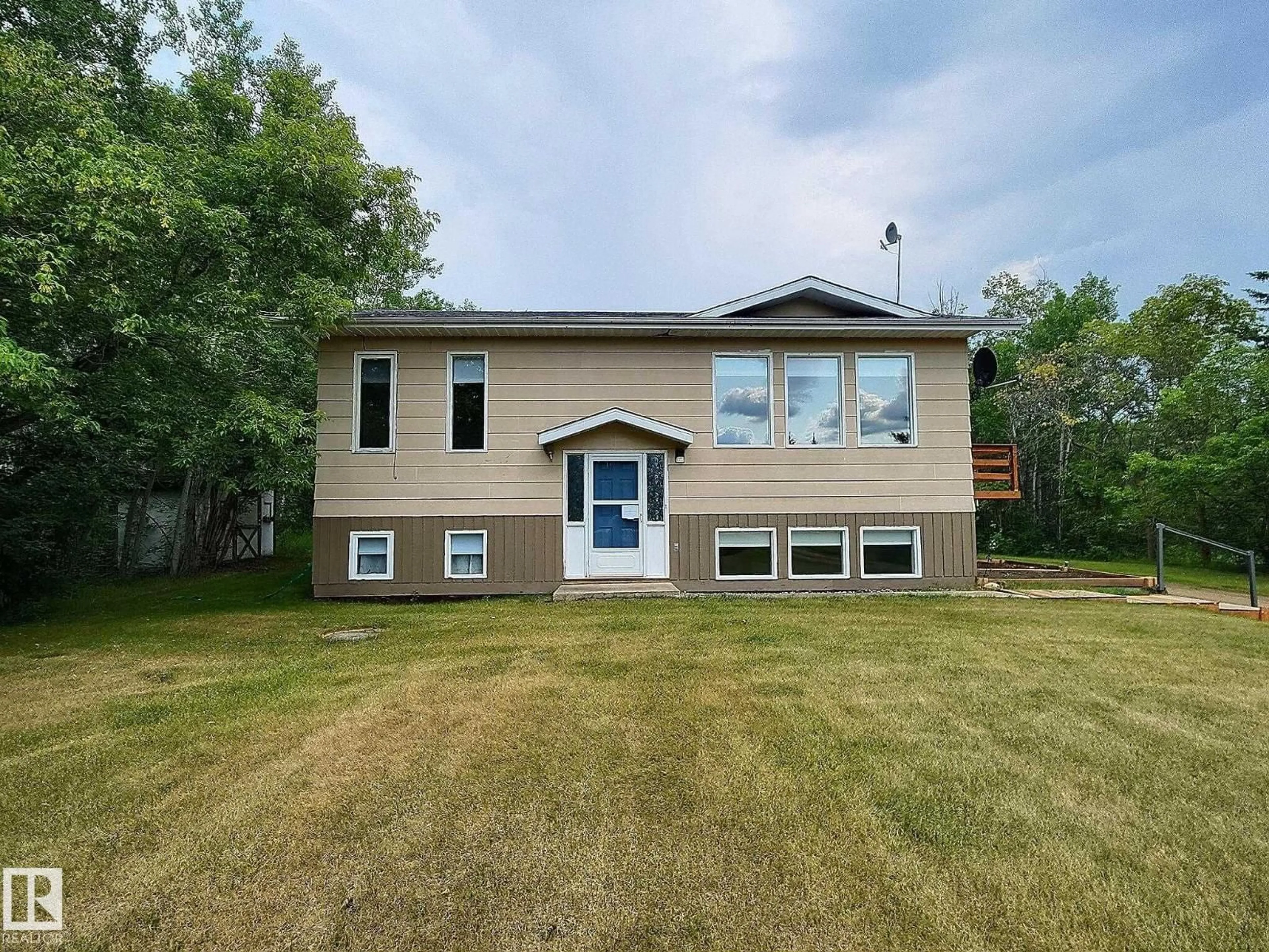 Home with vinyl exterior material, unknown for 304 RANGE ROAD 113, Rural St. Paul County Alberta T0A2Y0