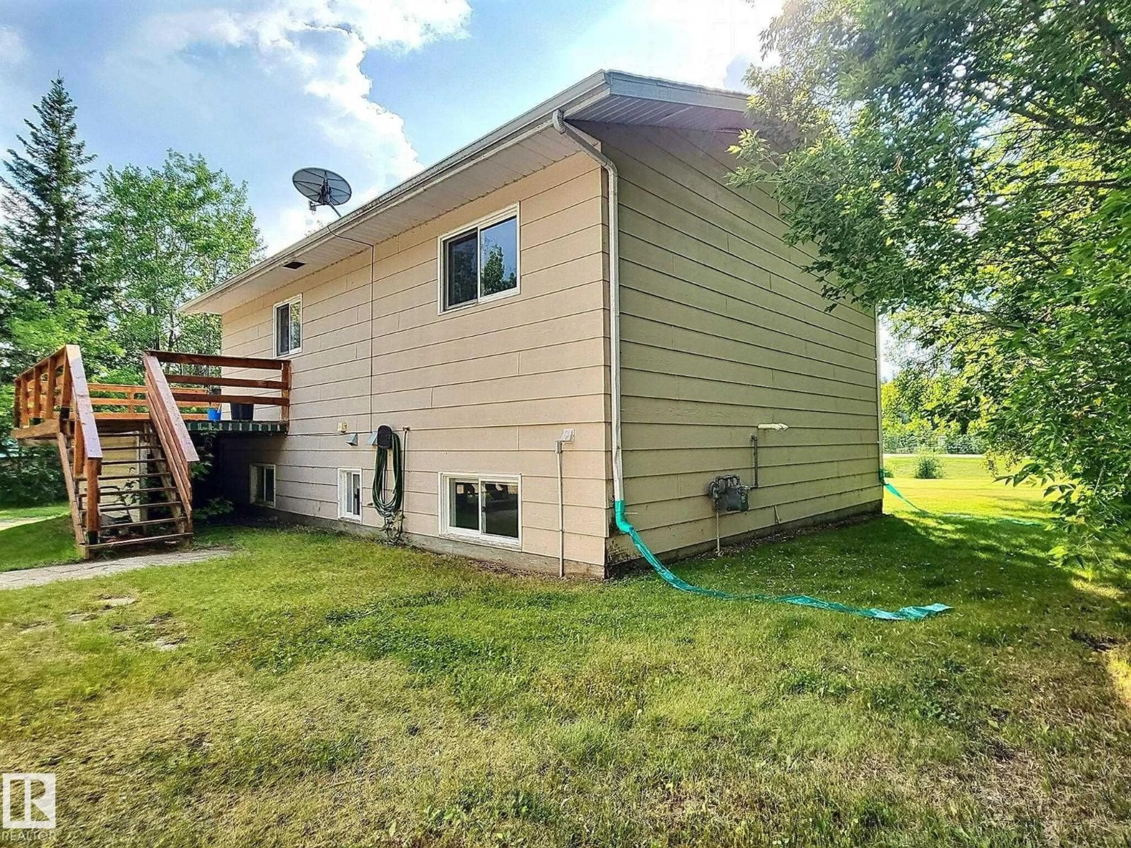 Home with vinyl exterior material, building for 304 RANGE ROAD 113, Rural St. Paul County Alberta T0A2Y0