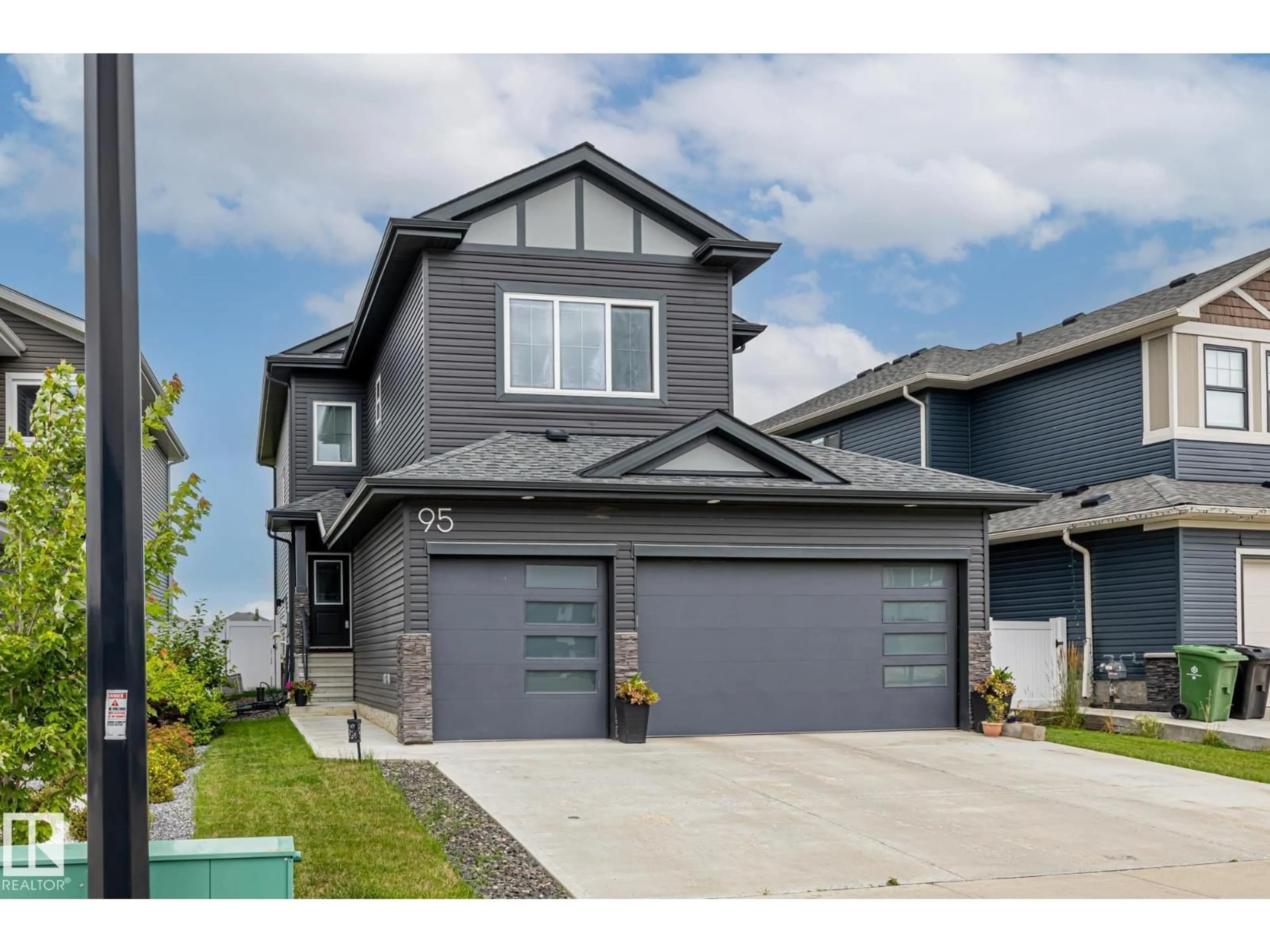Home with vinyl exterior material, street for 95 WILLOW LI, Fort Saskatchewan Alberta T8L0W8