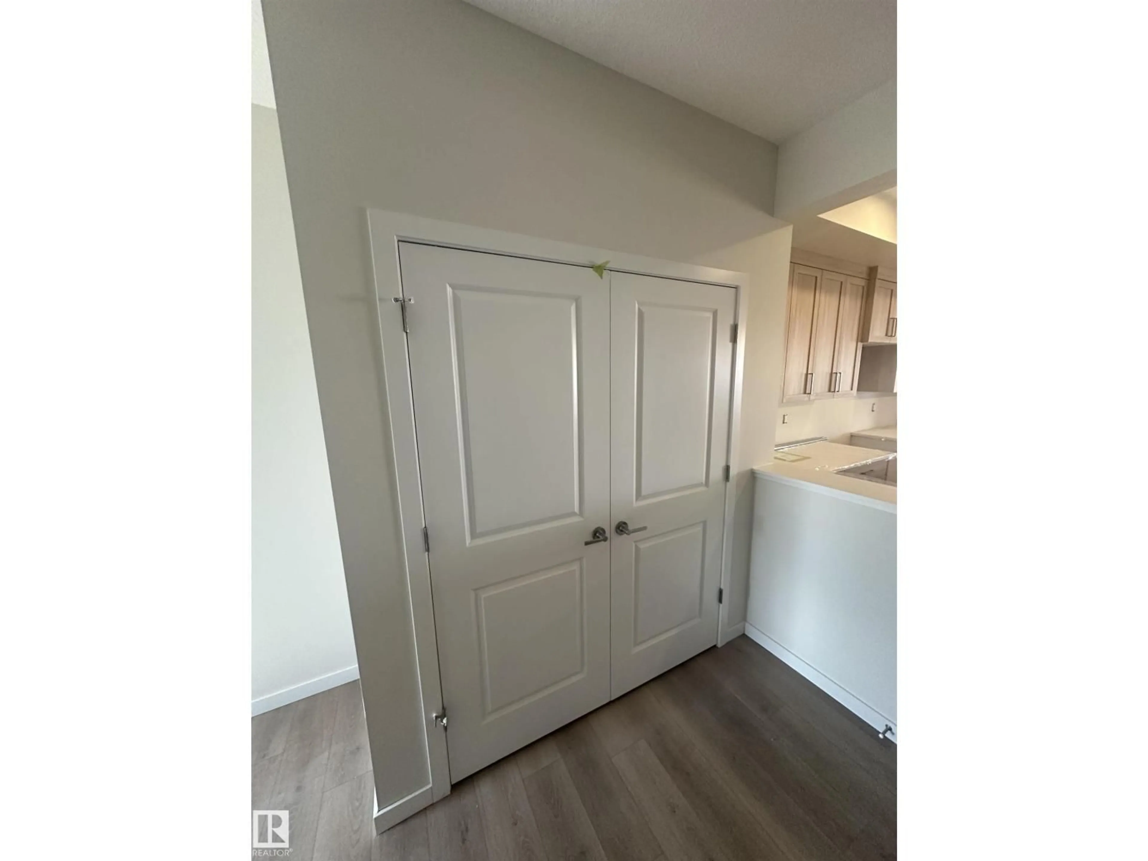 A pic of a room for 9104 ELVES LO, Edmonton Alberta T6M3G2