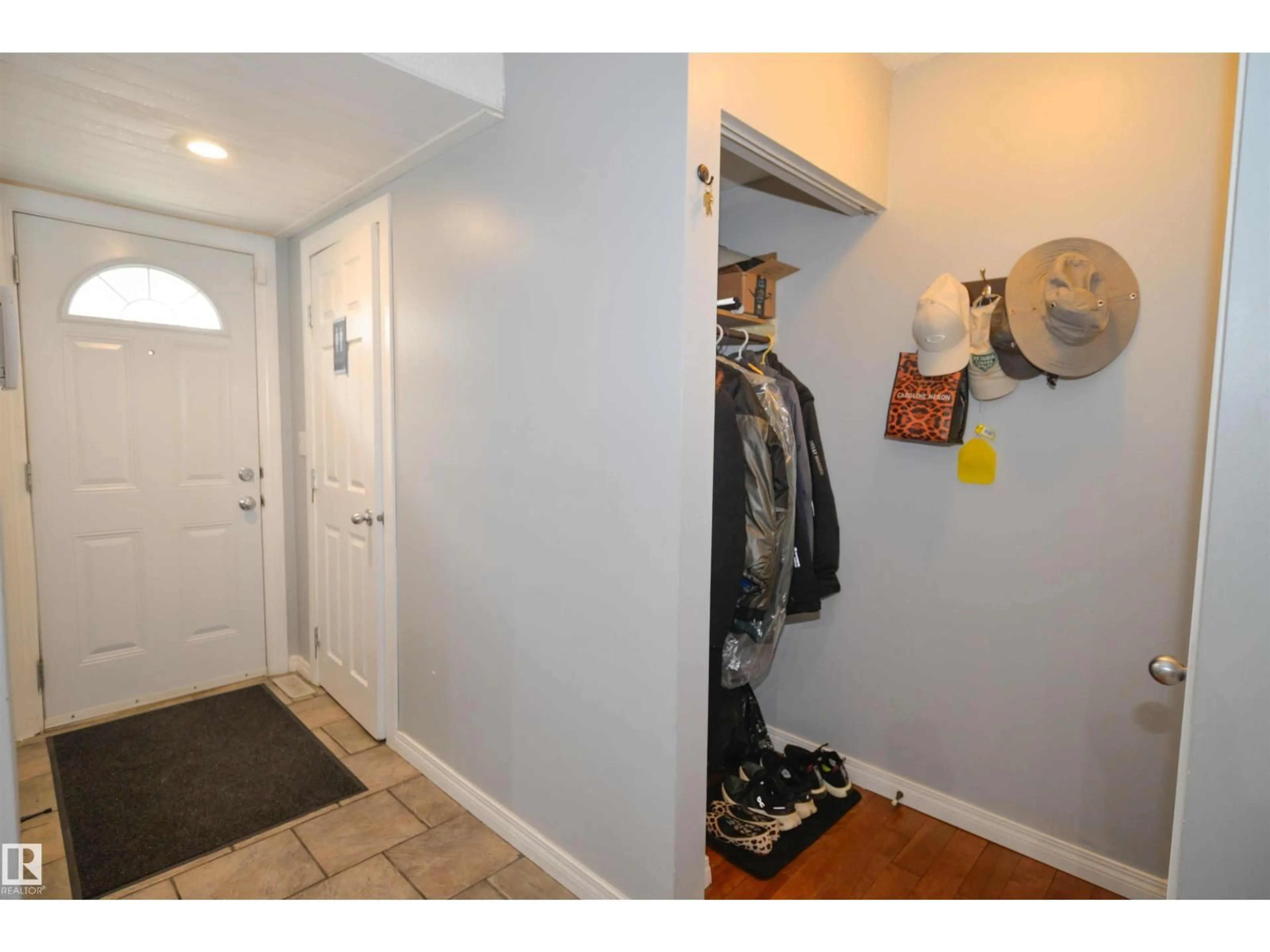 Indoor entryway for 5658 19A AV, Edmonton Alberta T6L2B9