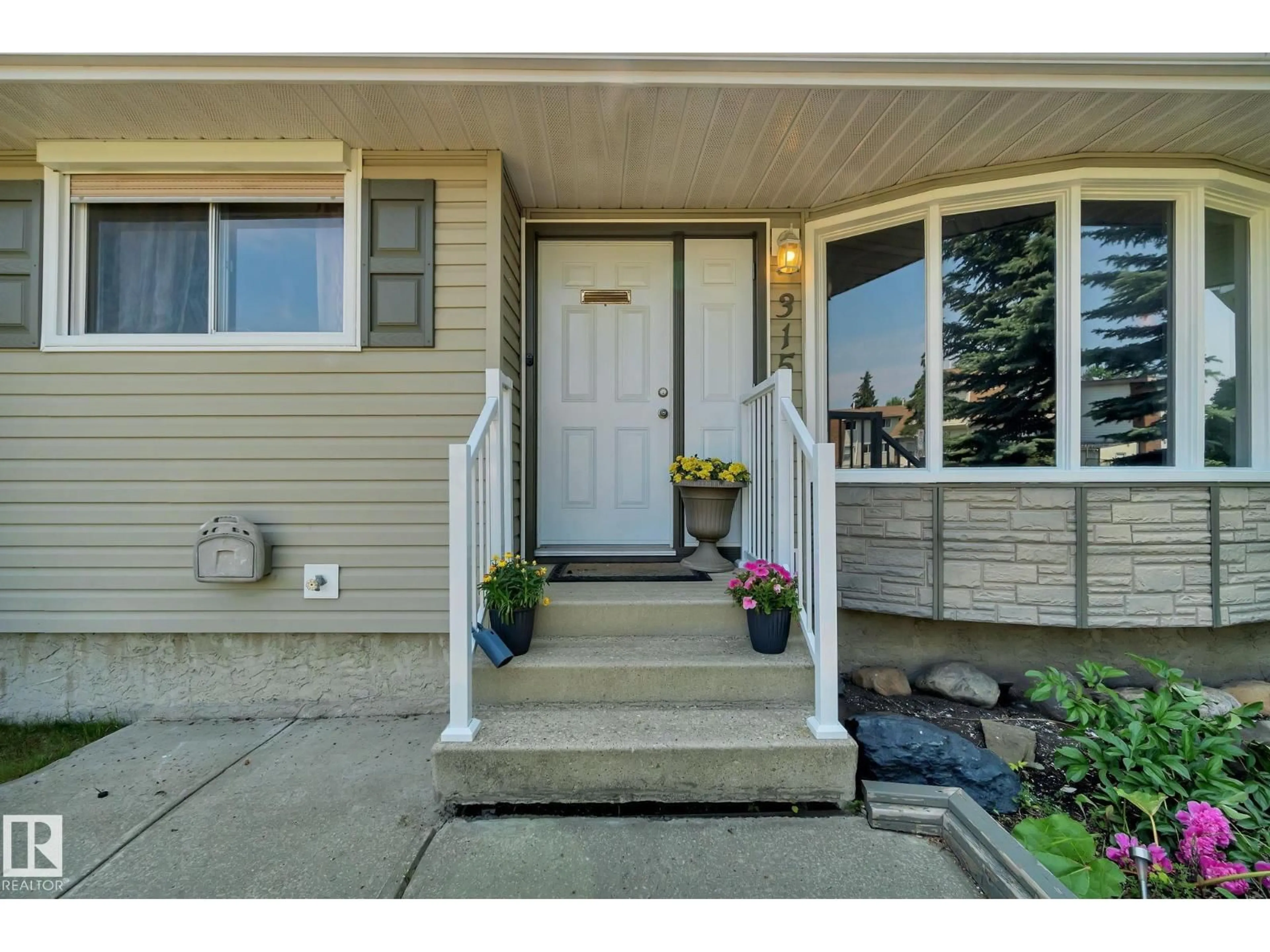 Indoor entryway for 315 KNOTTWOOD ROAD NORTH NW, Edmonton Alberta T6K2G5