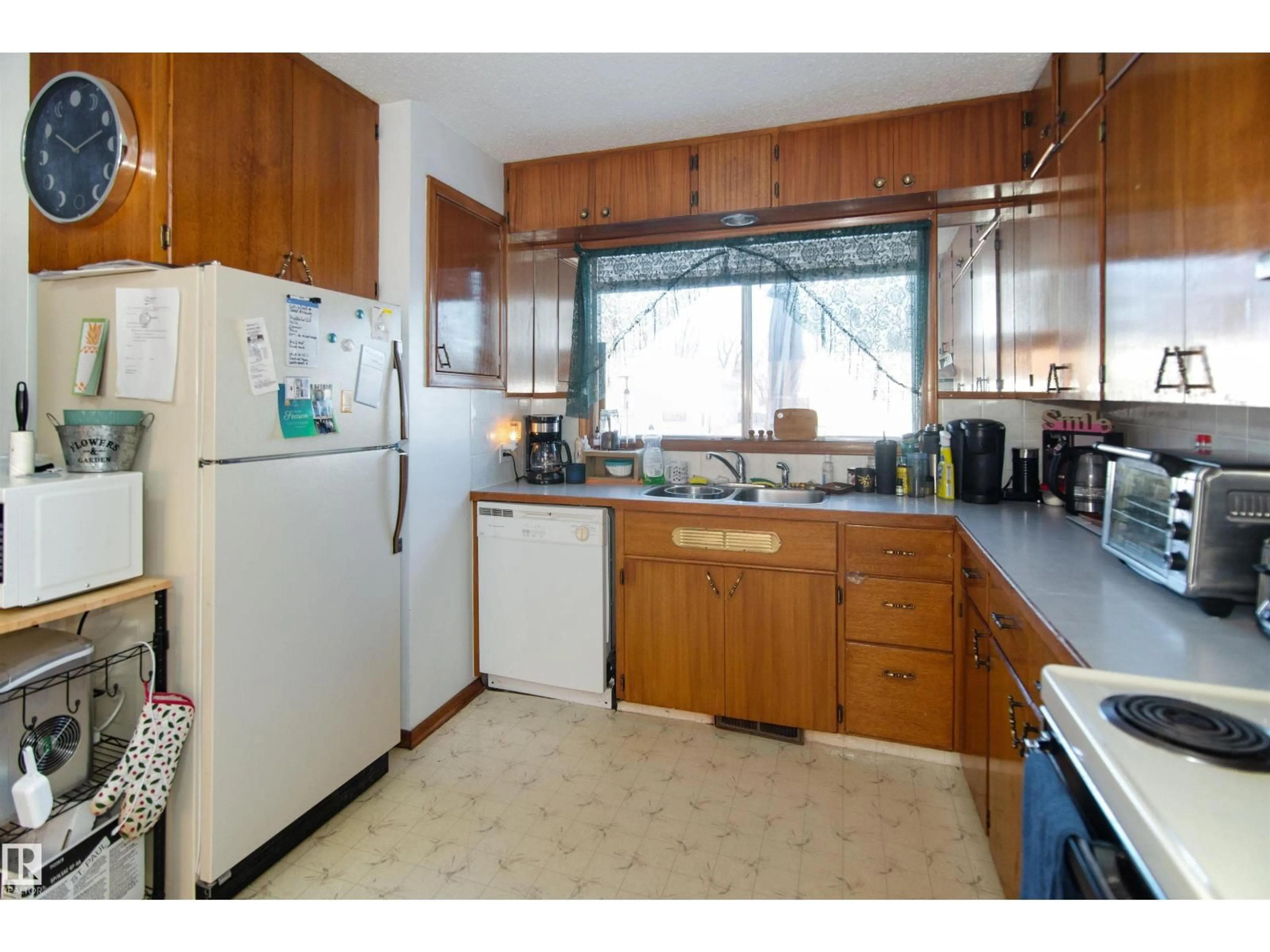 Standard kitchen, wood/laminate floor for 4813 50 ST, Ardmore Alberta T0A0B0