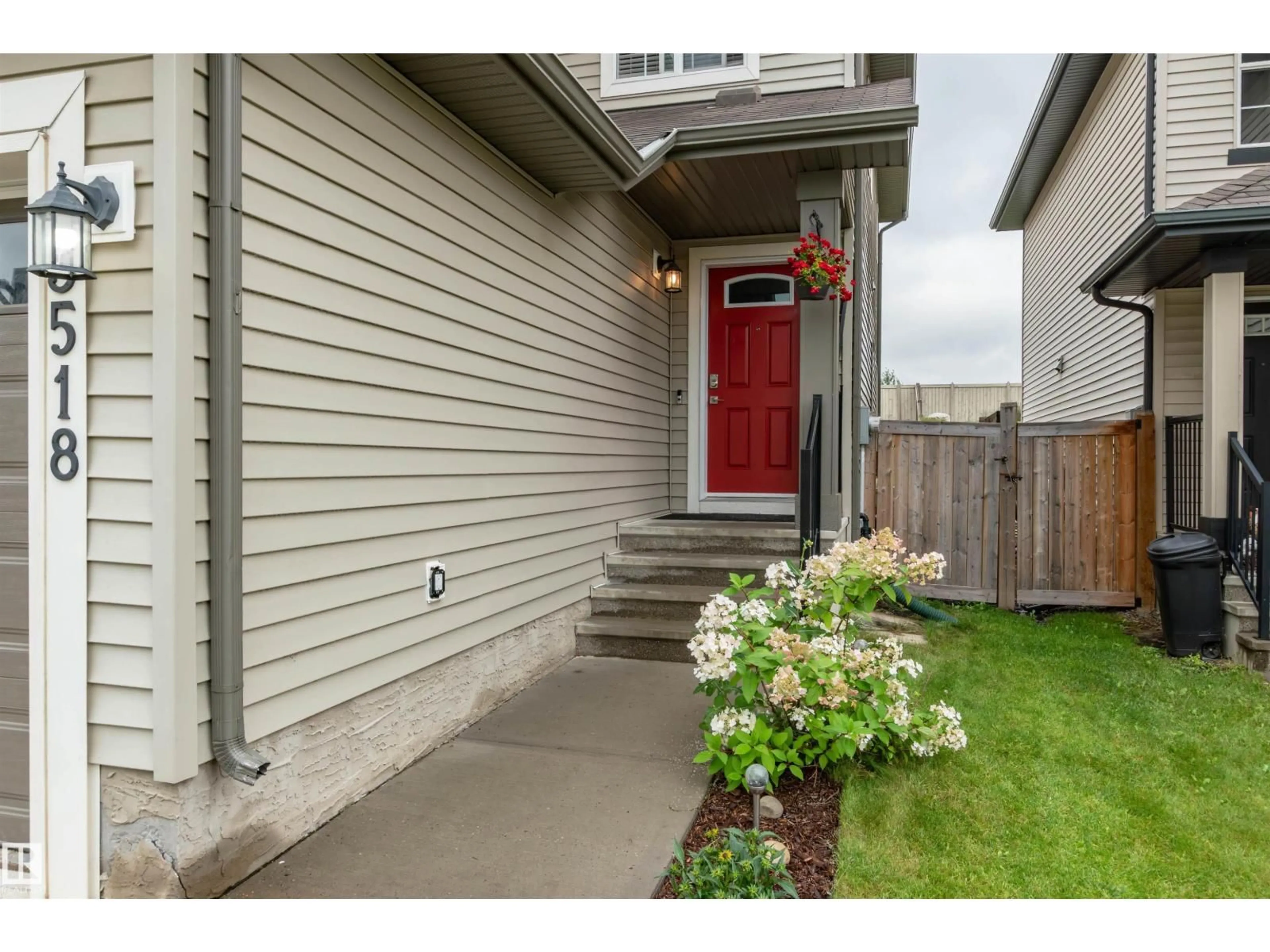 Indoor entryway for 3518 9 ST, Edmonton Alberta T6T0S5