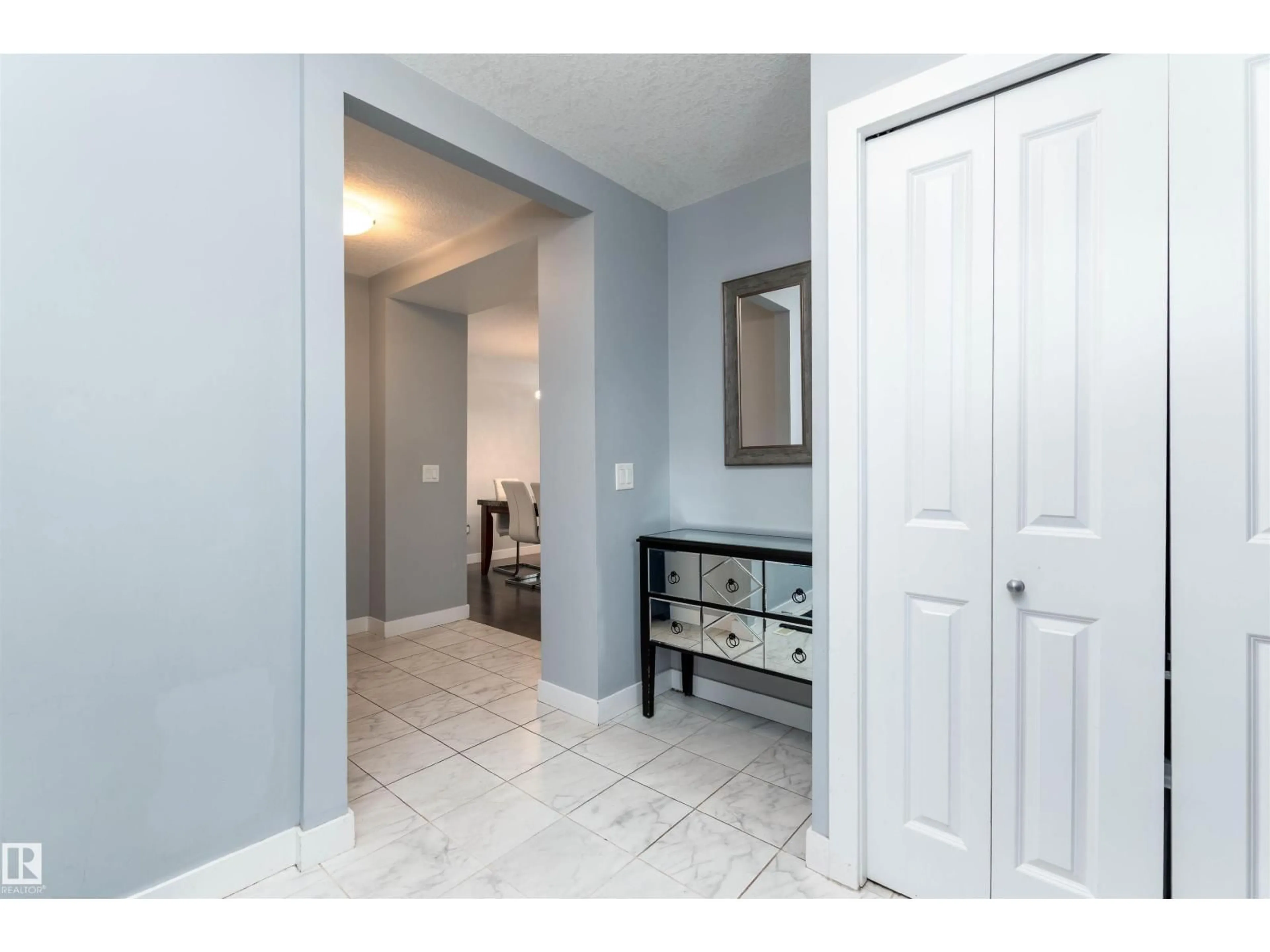 Indoor entryway for 3518 9 ST, Edmonton Alberta T6T0S5