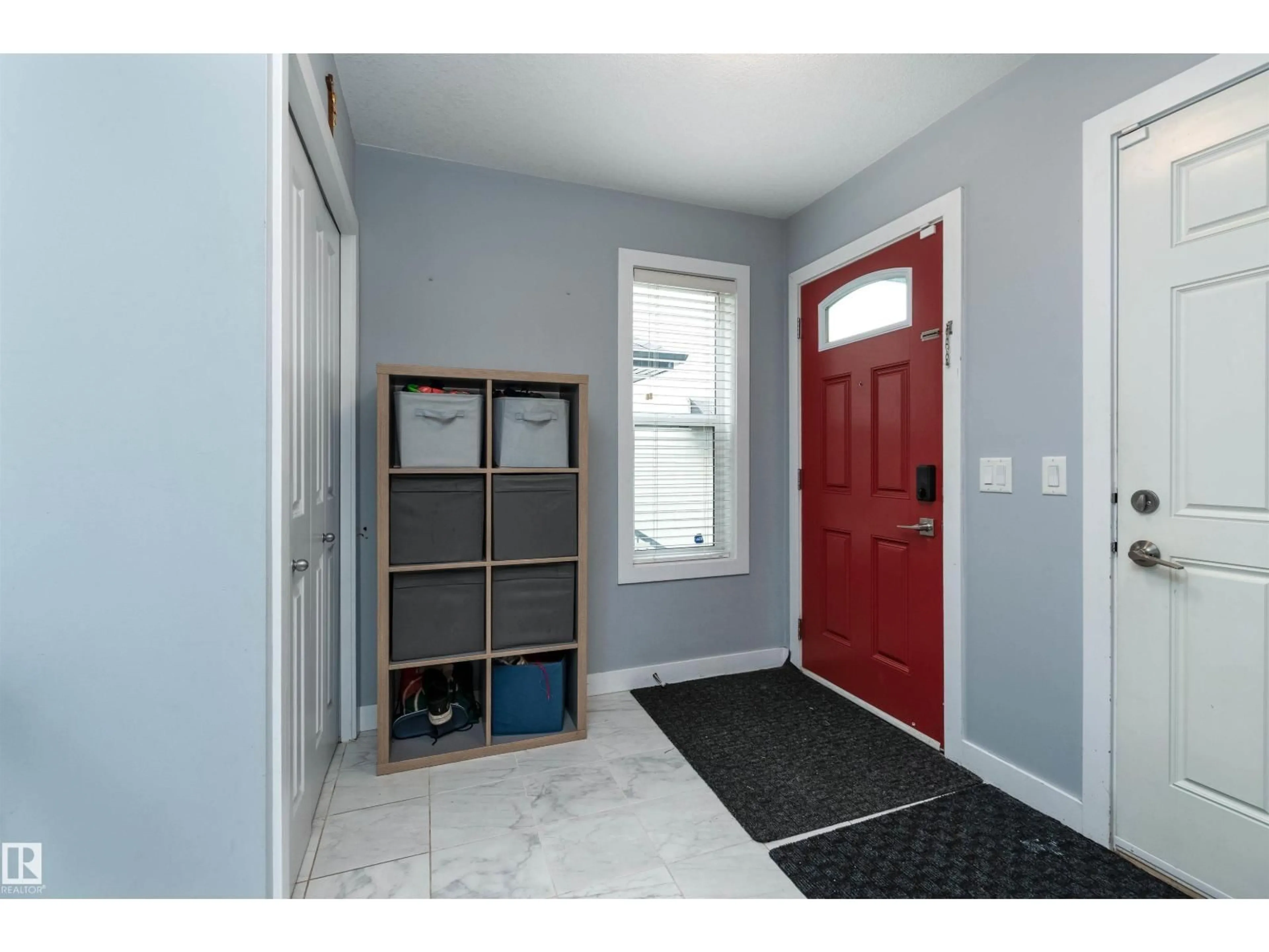 Indoor entryway for 3518 9 ST, Edmonton Alberta T6T0S5