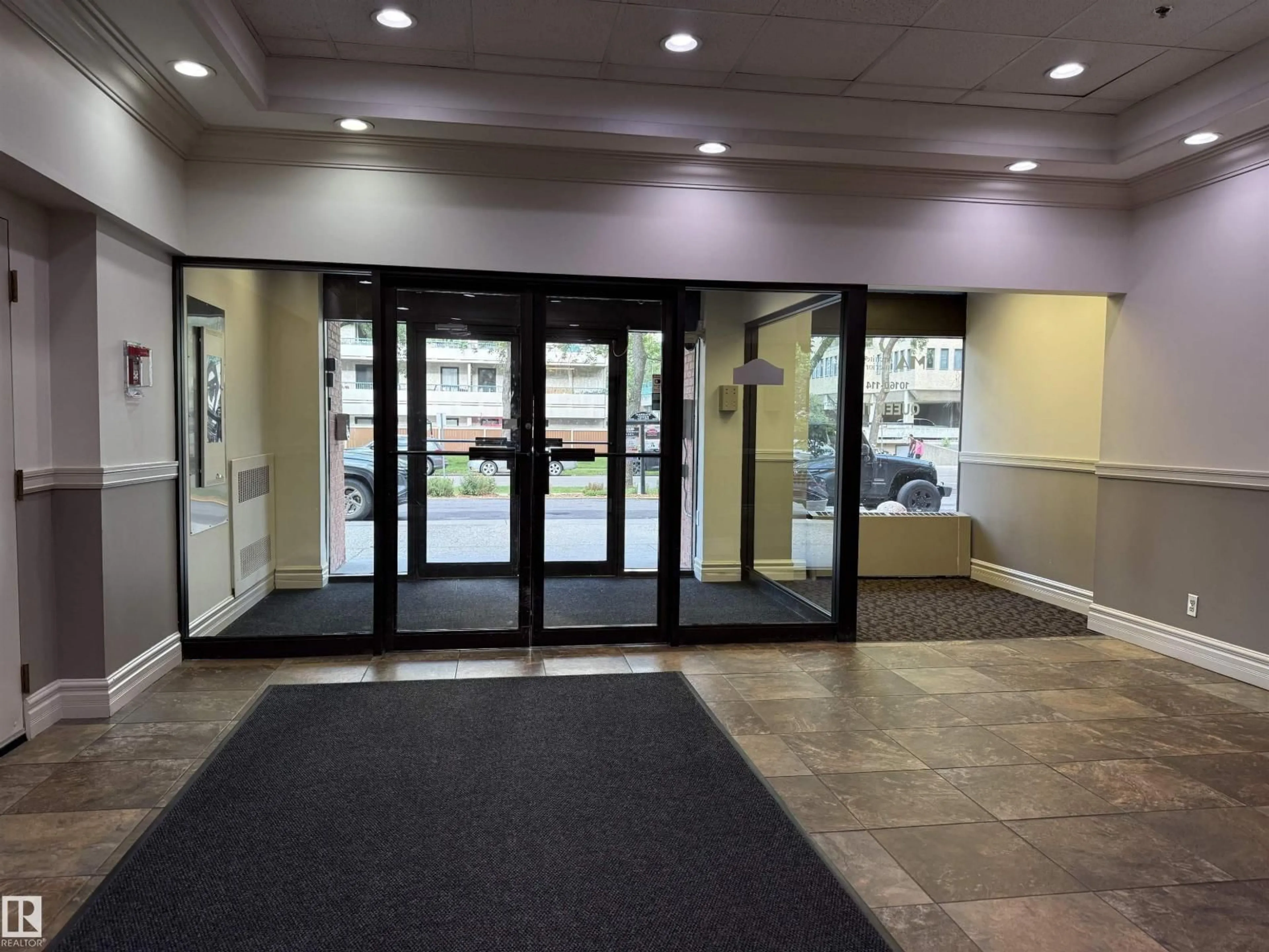 Indoor foyer for #221 - 10160 114 ST, Edmonton Alberta T5K2L2