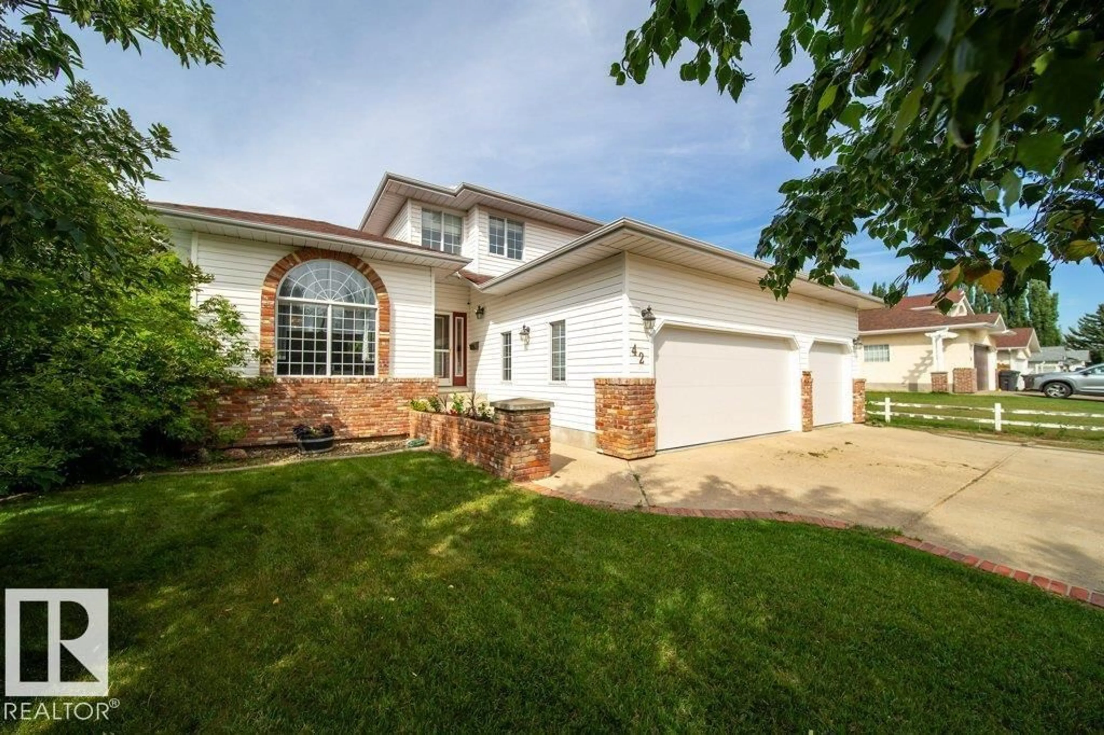 Home with vinyl exterior material, street for 42 ECHO, Cardiff Alberta T8R1P3