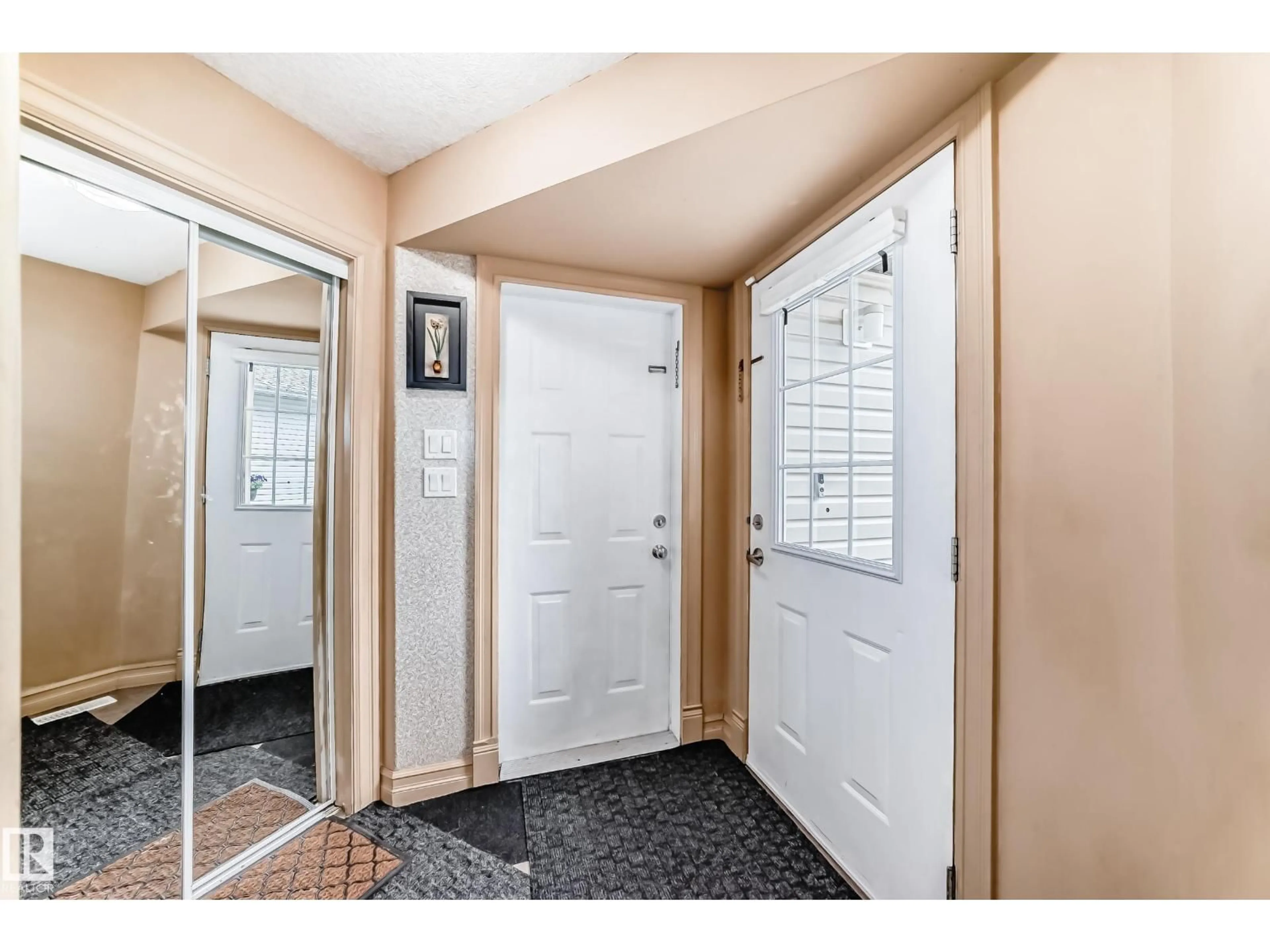 Indoor entryway for 1913 33B AV, Edmonton Alberta T6T0H4
