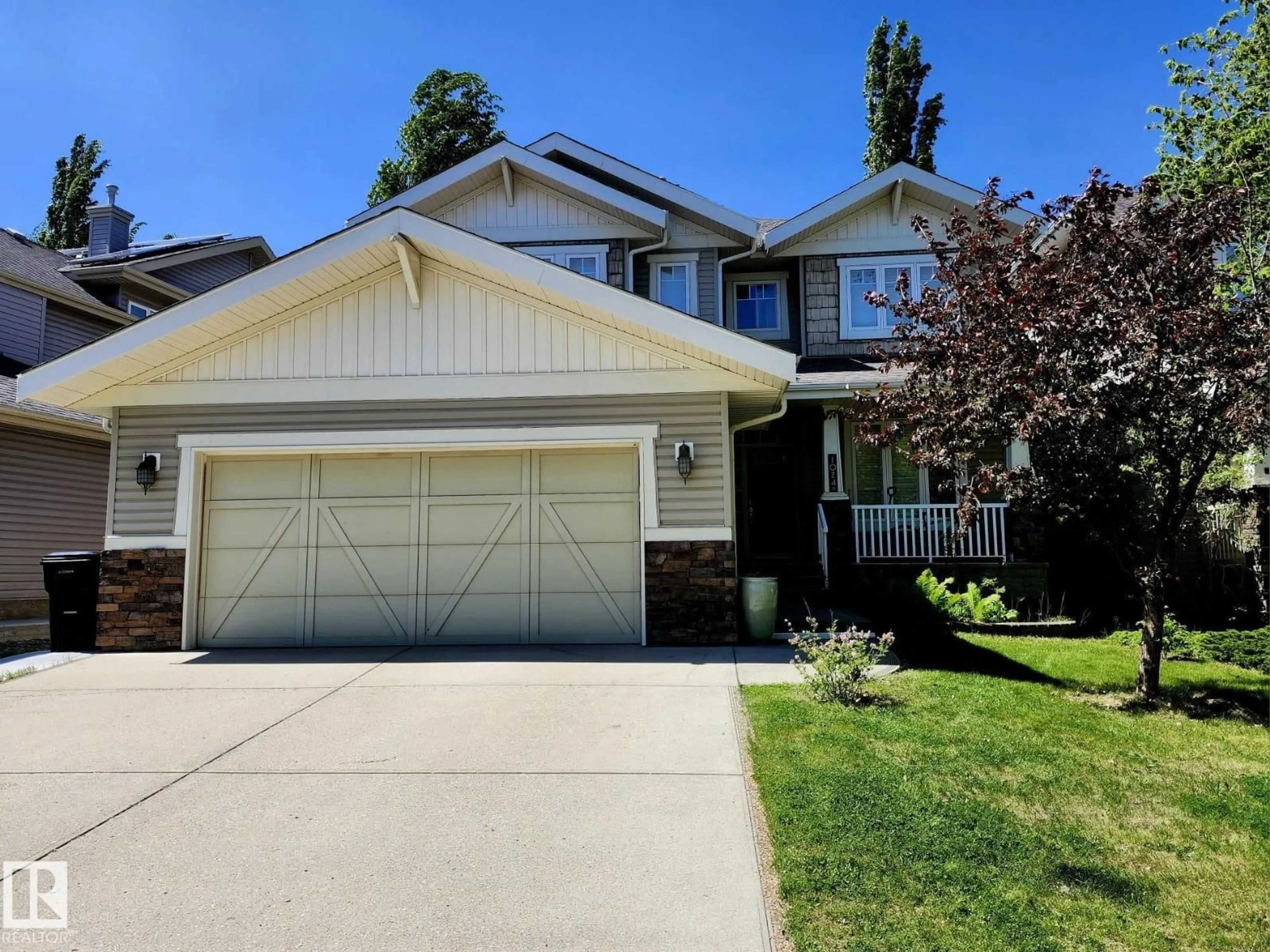 Home with vinyl exterior material, street for 1024 HOPE RD, Edmonton Alberta T6M3A1