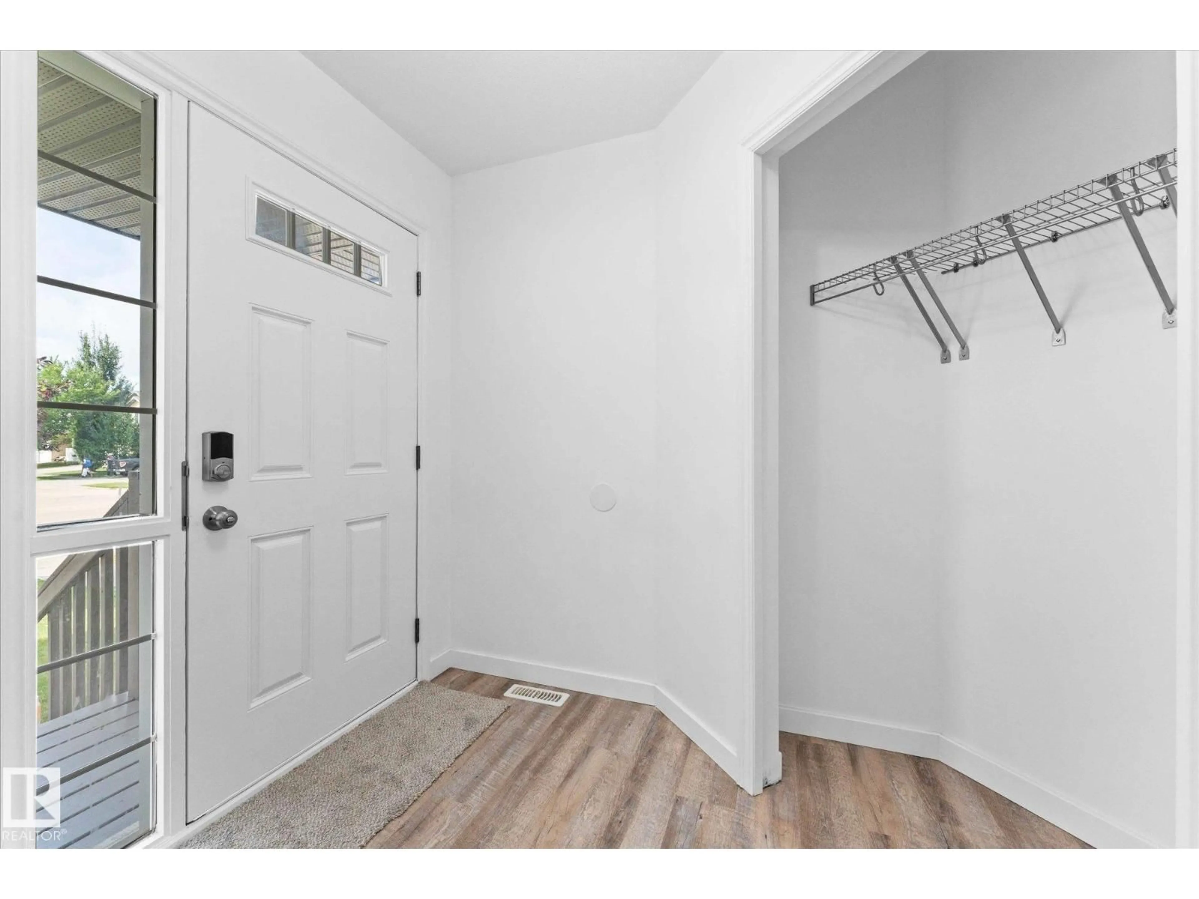 Indoor entryway for 1 RIDGELAND WY, Fort Saskatchewan Alberta T8L0E7